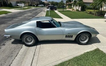 Chevrolet-Corvette-stingray-1969-Silver-Blue-1