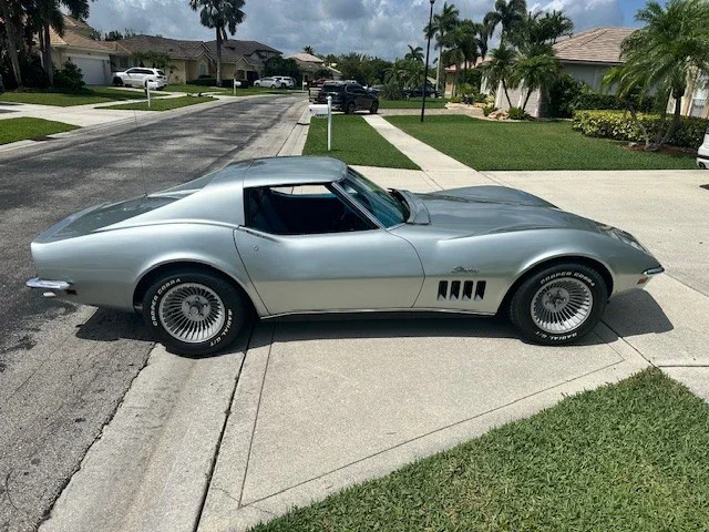Chevrolet-Corvette-stingray-1969-Silver-Blue-1