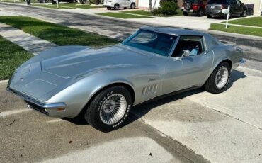Chevrolet-Corvette-stingray-1969-Silver-Blue
