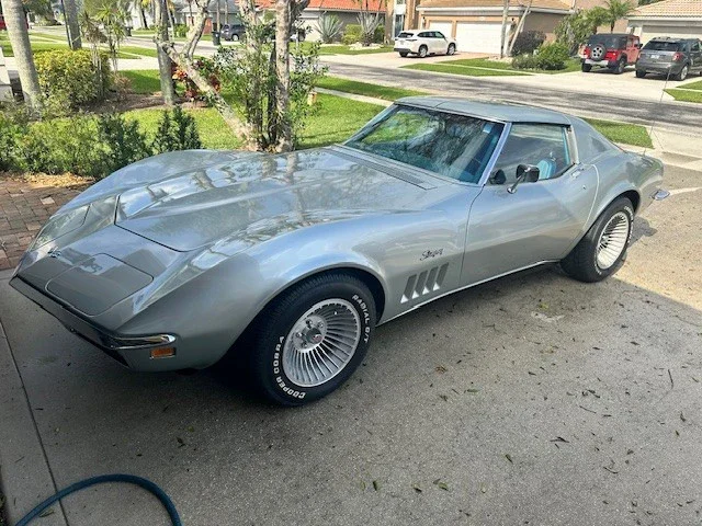 Chevrolet-Corvette-stingray-1969-Silver-Blue-5