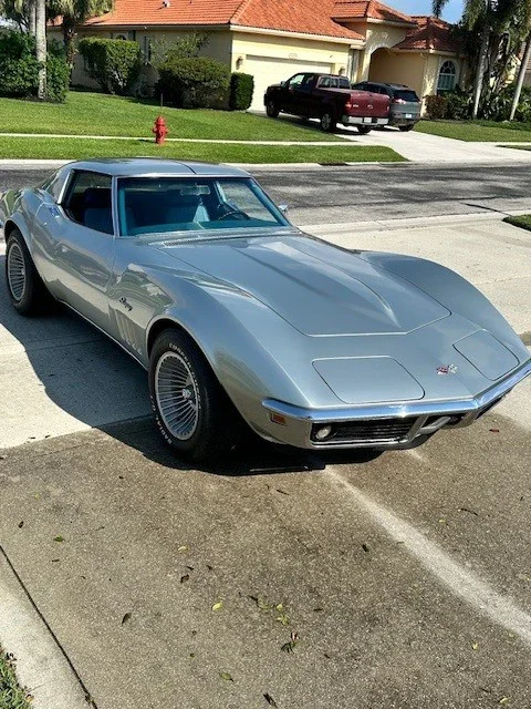 Chevrolet-Corvette-stingray-1969-Silver-Blue-6