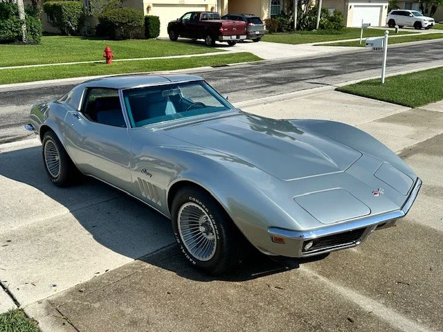 Chevrolet-Corvette-stingray-1969-Silver-Blue-7