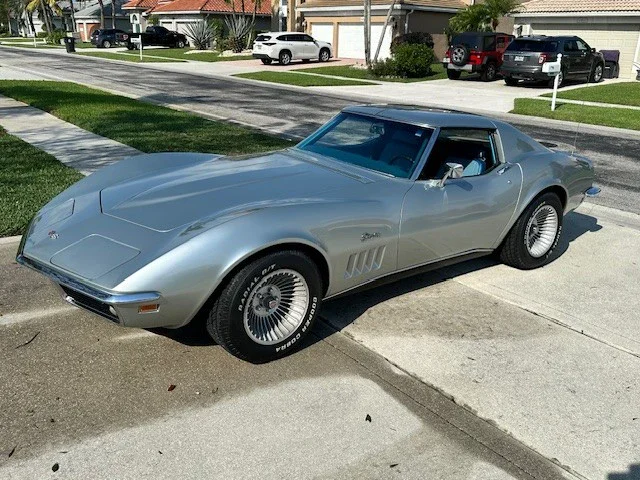 Chevrolet-Corvette-stingray-1969-Silver-Blue