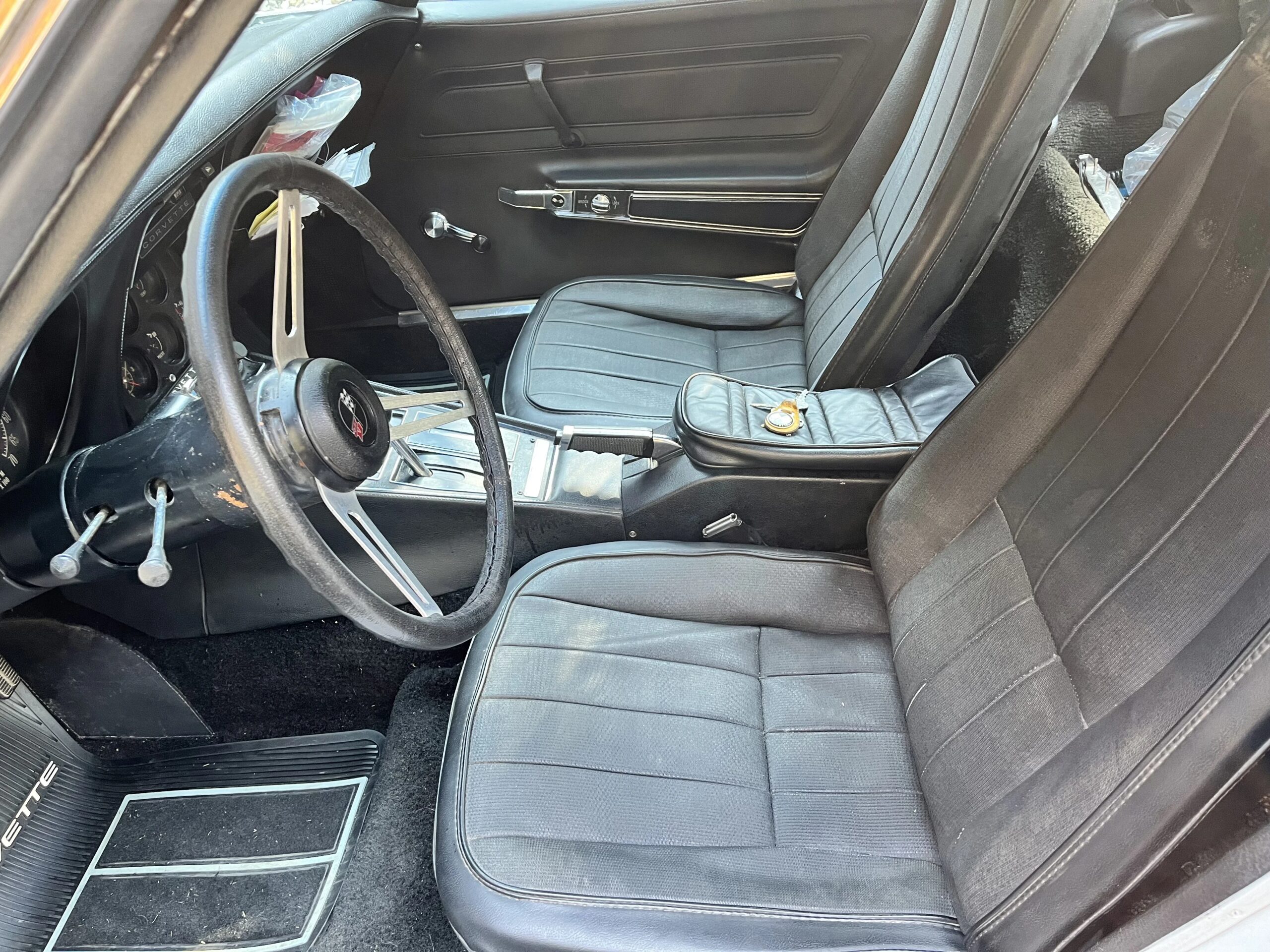 Chevrolet-Corvette-stingray-1974-White-Black-9
