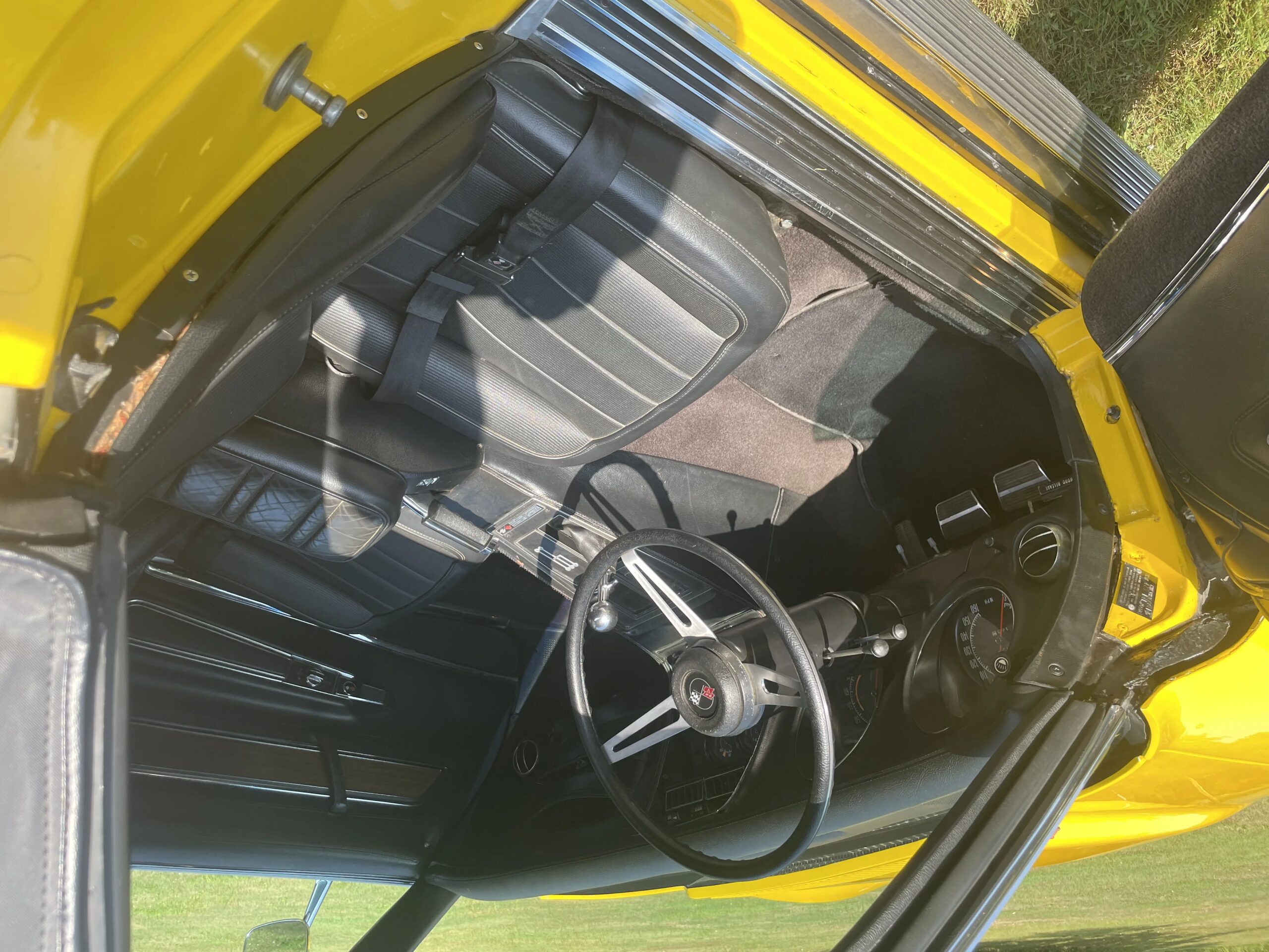Chevrolet-Corvette-stingray-1974-Yellow-Black-10