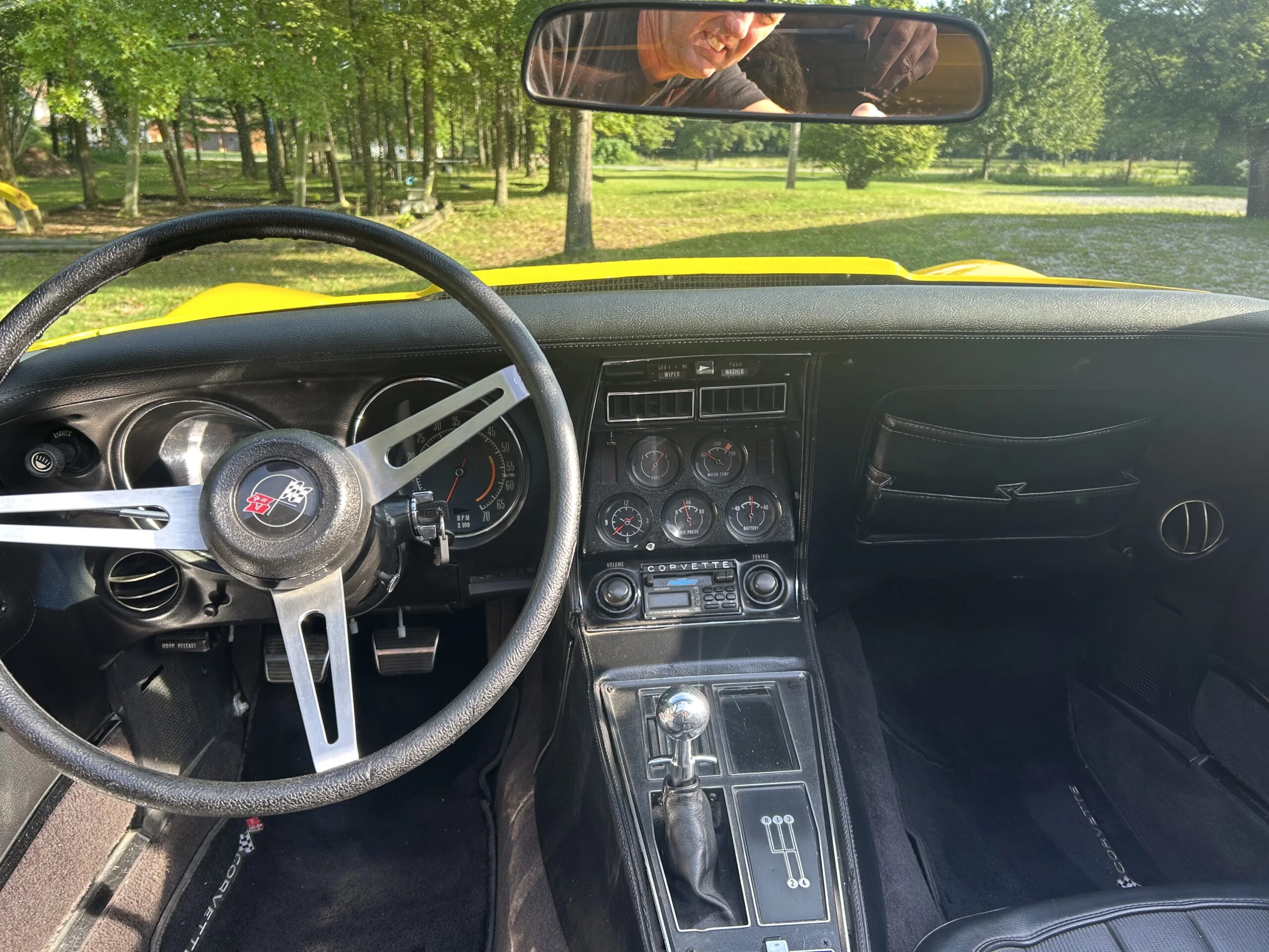 Chevrolet-Corvette-stingray-1974-Yellow-Black-16