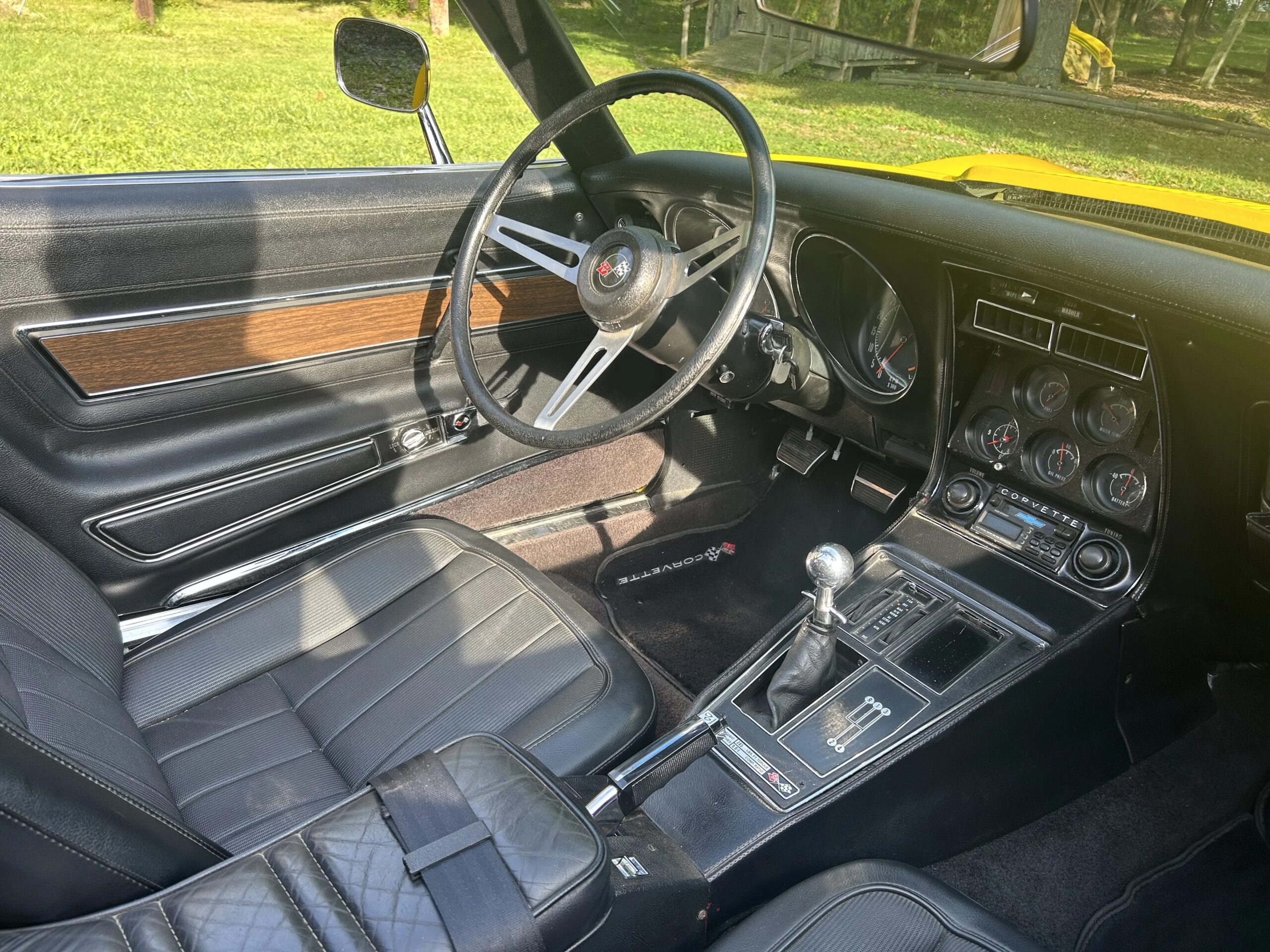 Chevrolet-Corvette-stingray-1974-Yellow-Black-2