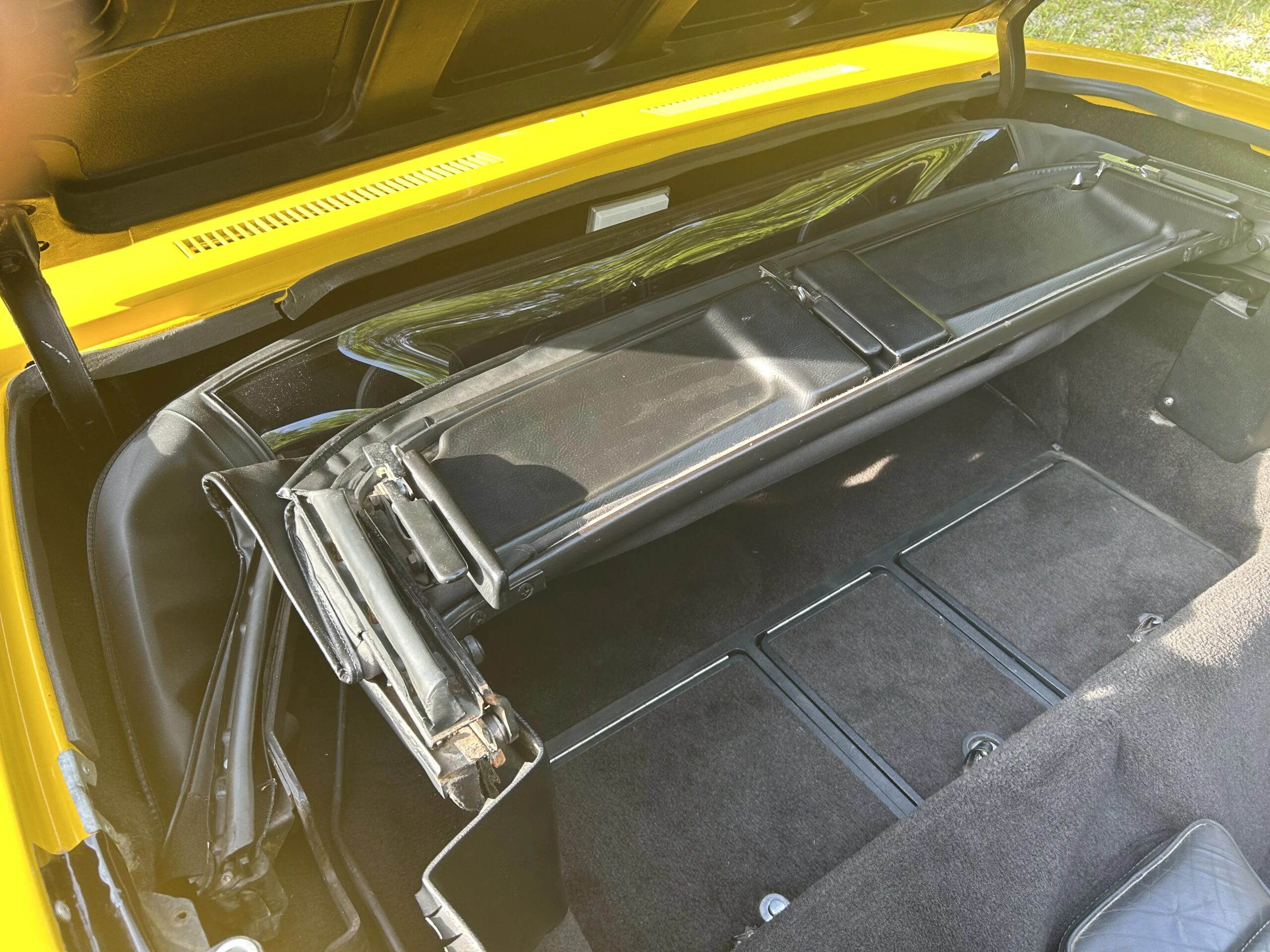Chevrolet-Corvette-stingray-1974-Yellow-Black-5