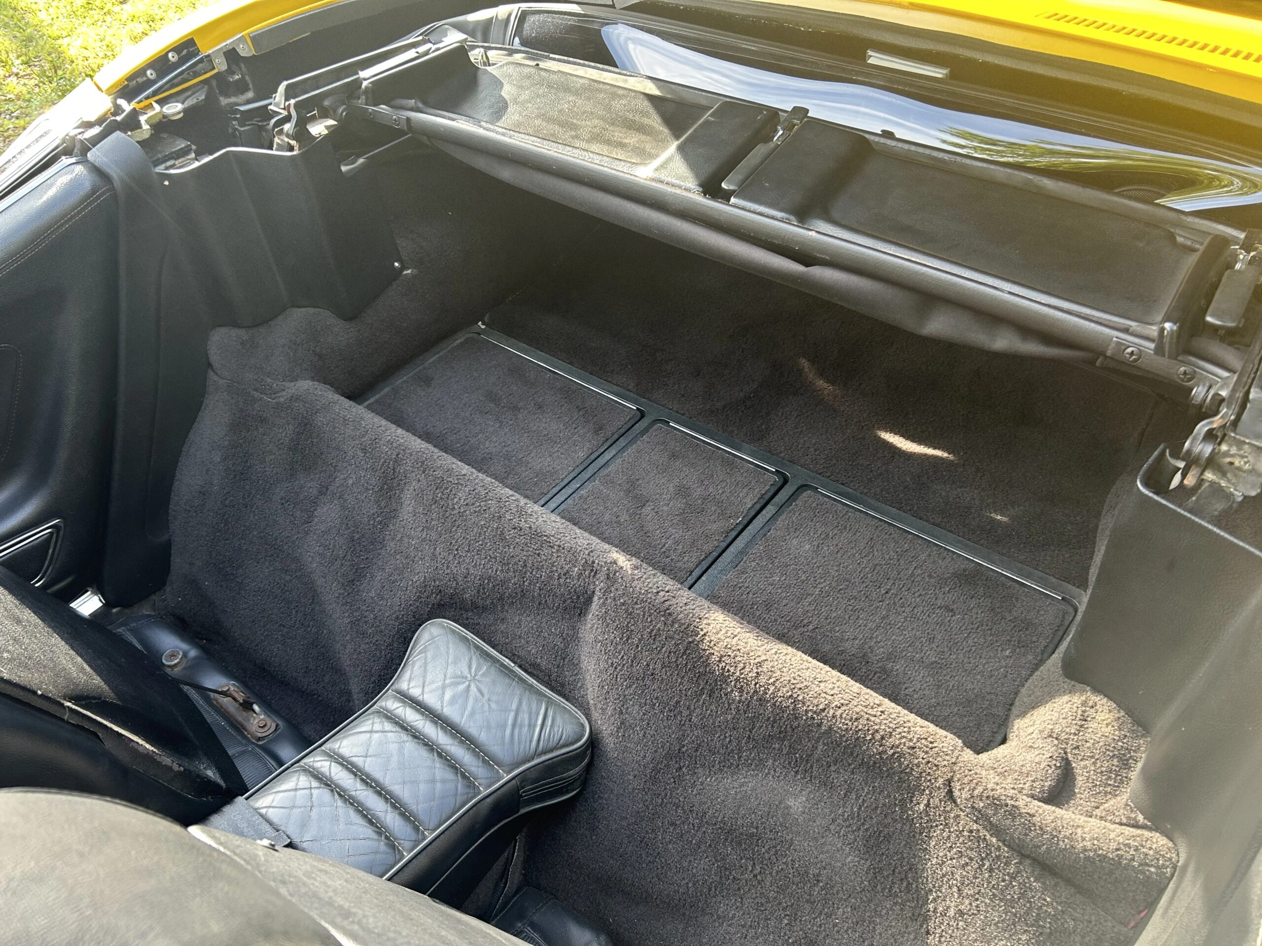 Chevrolet-Corvette-stingray-1974-Yellow-Black-6