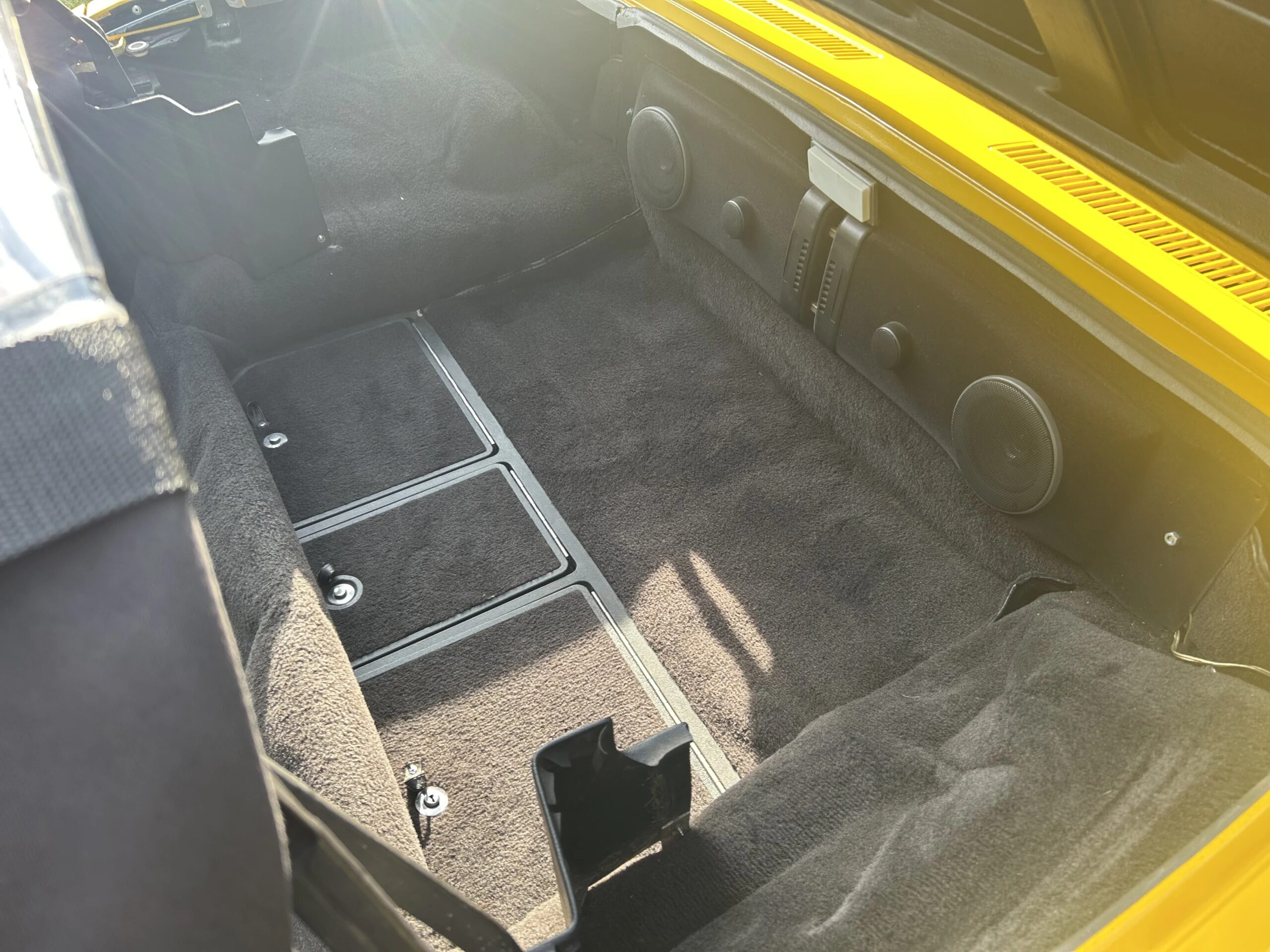 Chevrolet-Corvette-stingray-1974-Yellow-Black-7