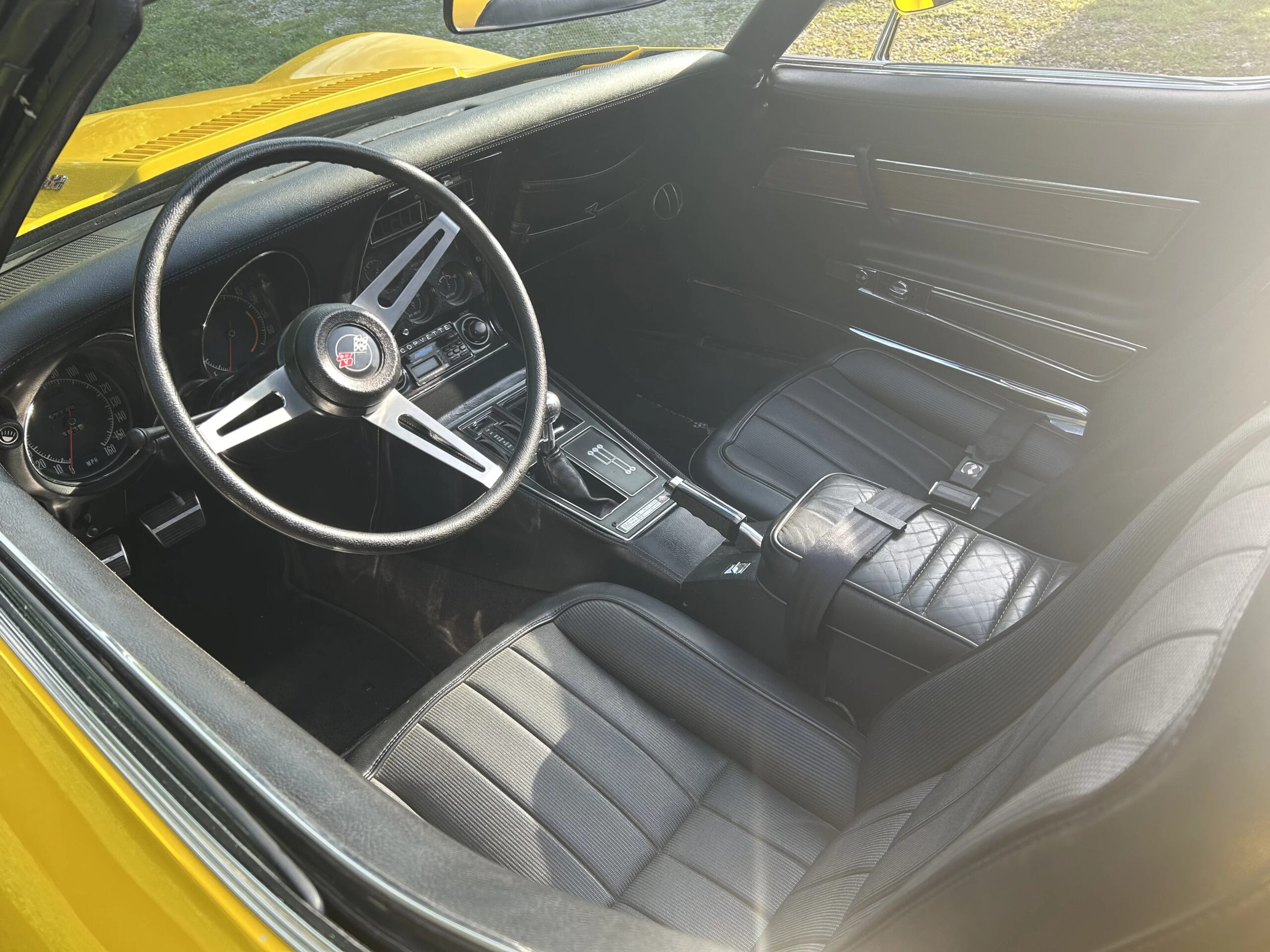 Chevrolet-Corvette-stingray-1974-Yellow-Black-8