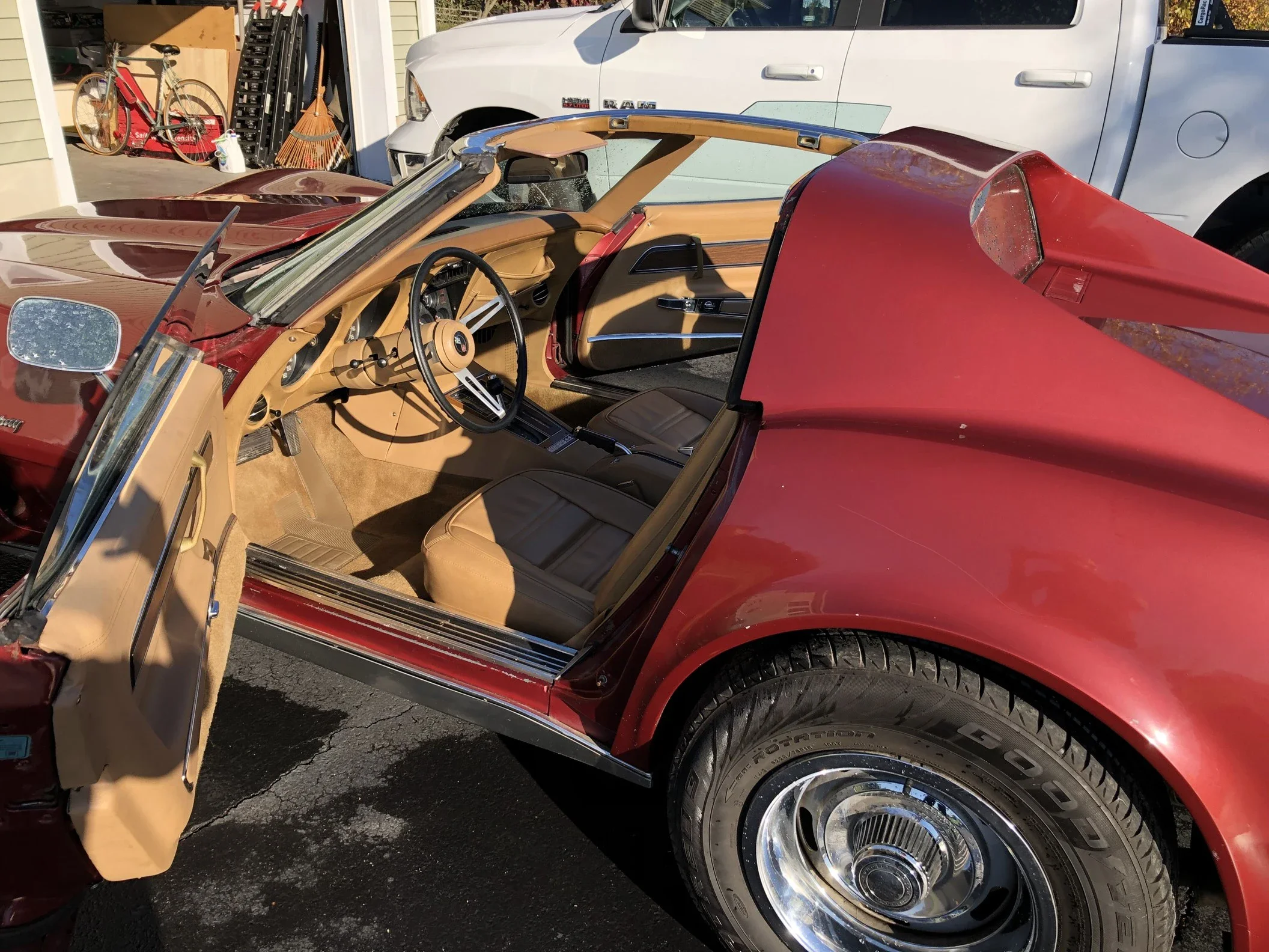 Chevrolet-Corvette-stingray-1975-Burgundy-Tan-3