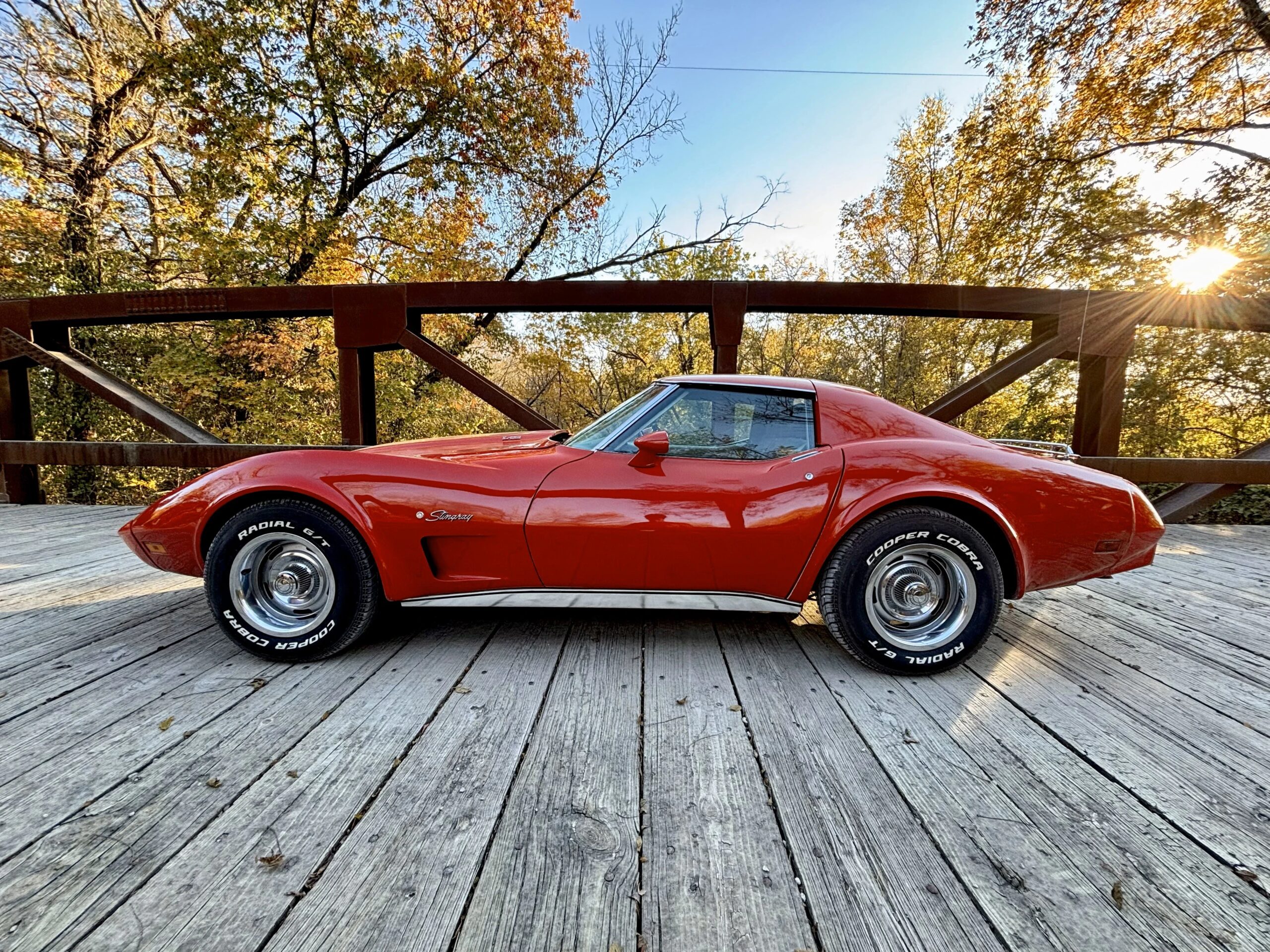 Chevrolet-Corvette-stingray-1975-Red-Silver-33