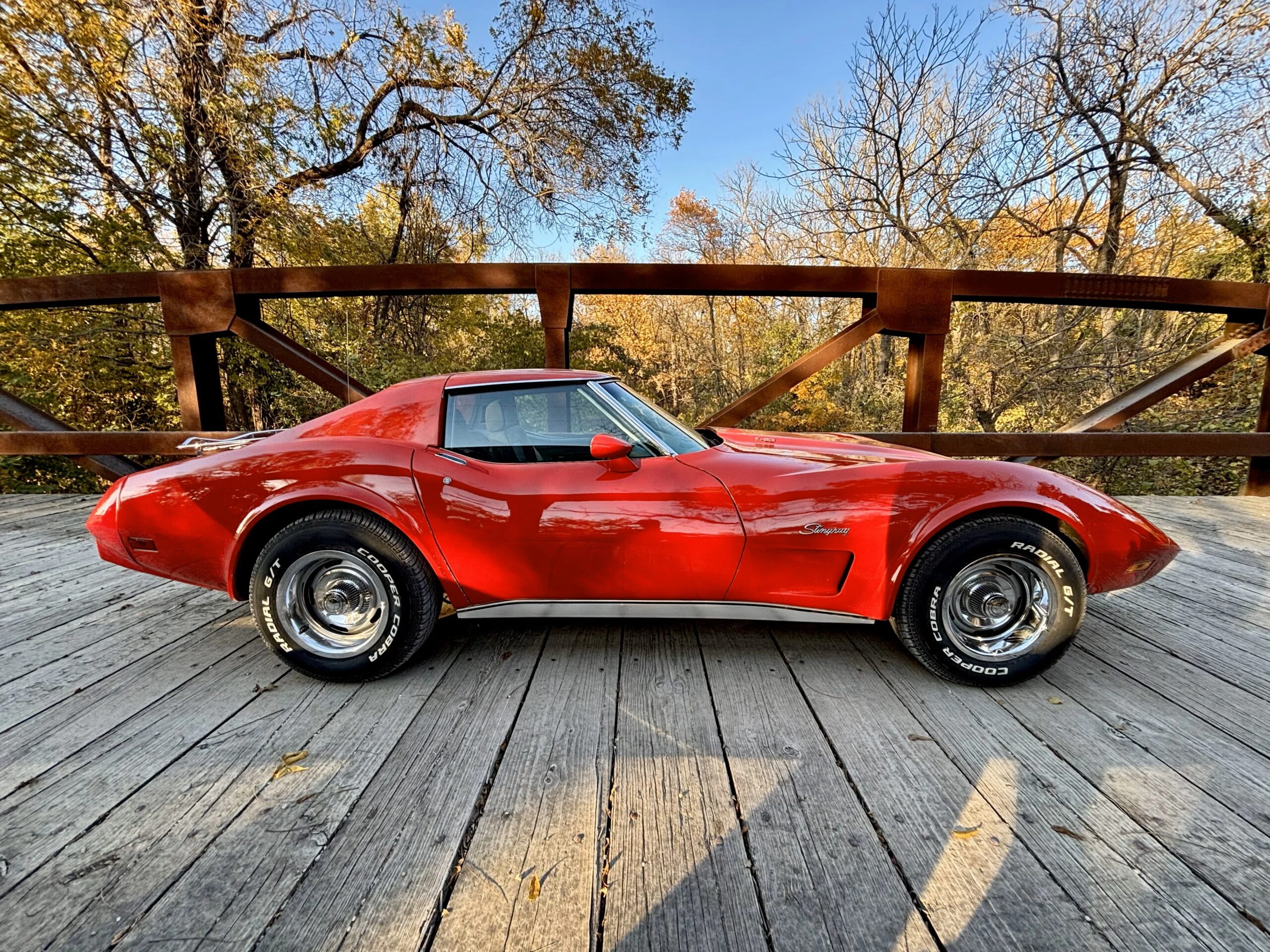 Chevrolet-Corvette-stingray-1975-Red-Silver-34