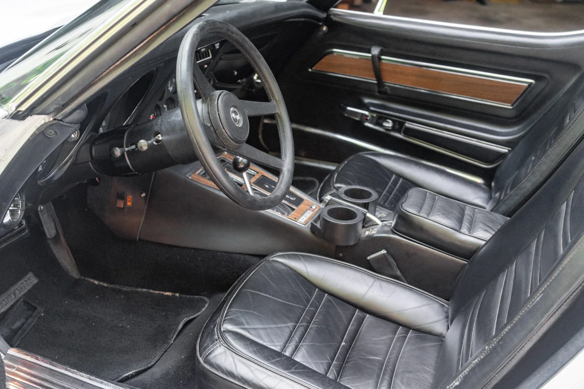 Chevrolet-Corvette-stingray-1976-White-Black-20