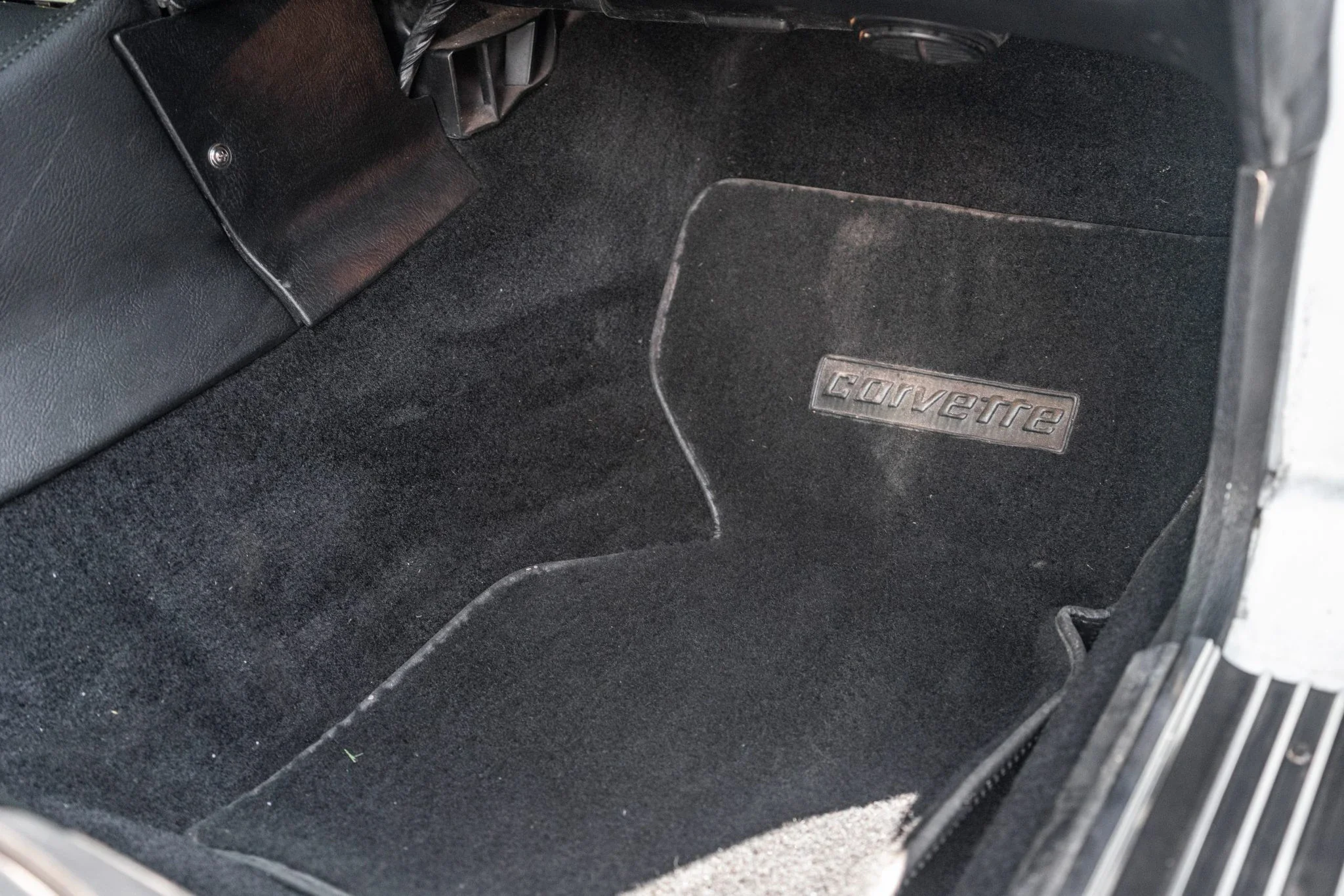 Chevrolet-Corvette-stingray-1976-White-Black-34