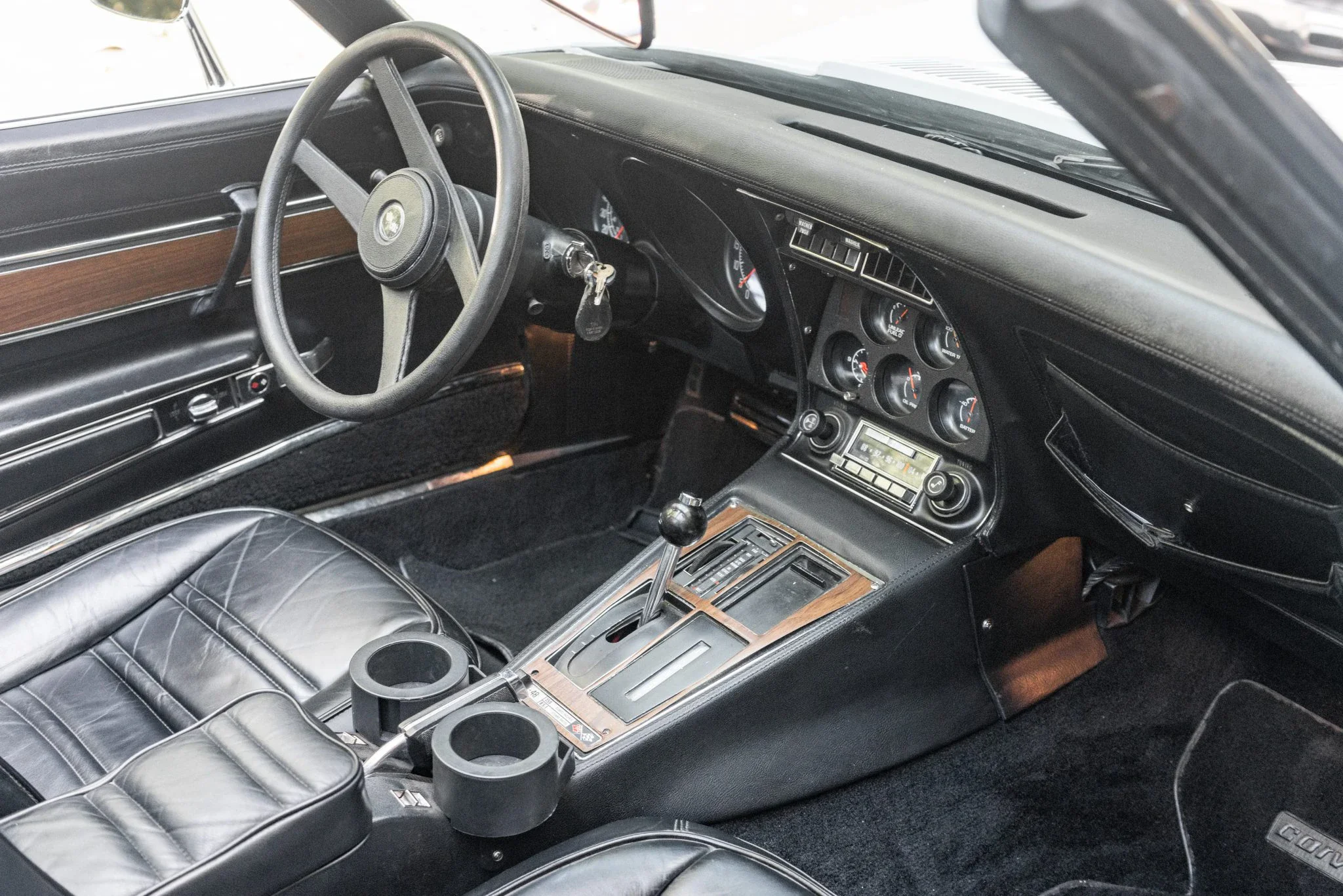 Chevrolet-Corvette-stingray-1976-White-Black-4