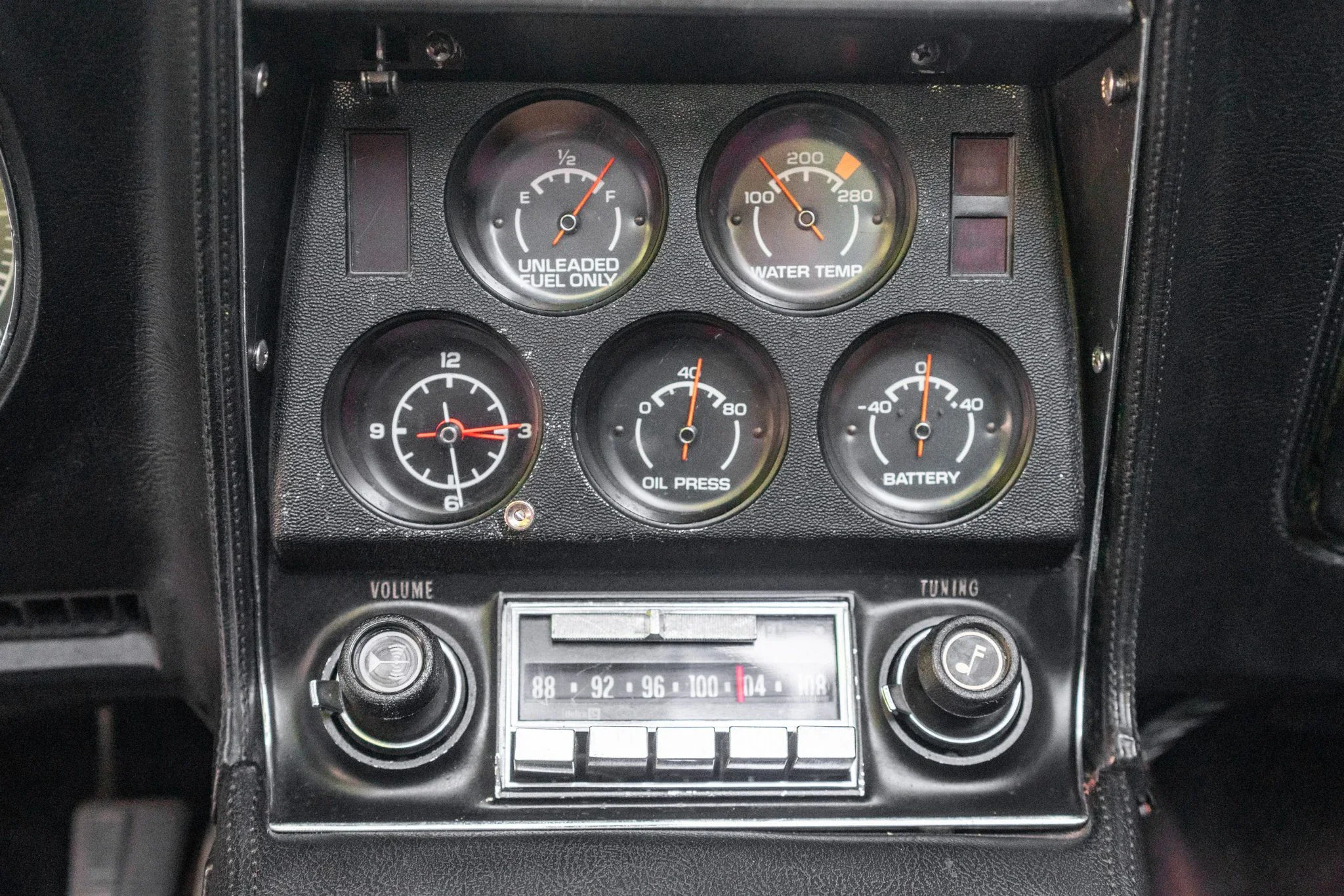 Chevrolet-Corvette-stingray-1976-White-Black-40