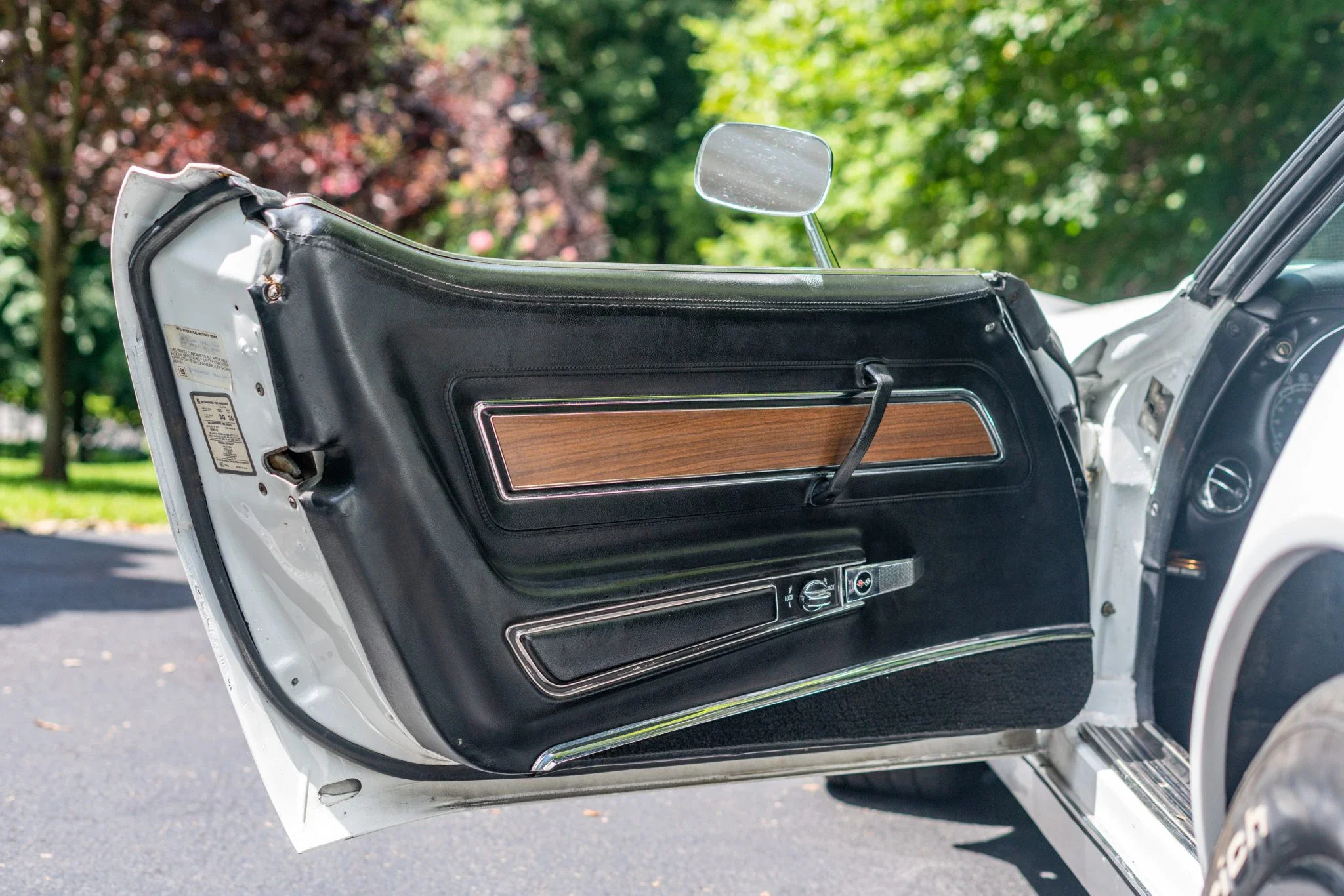 Chevrolet-Corvette-stingray-1976-White-Black-5