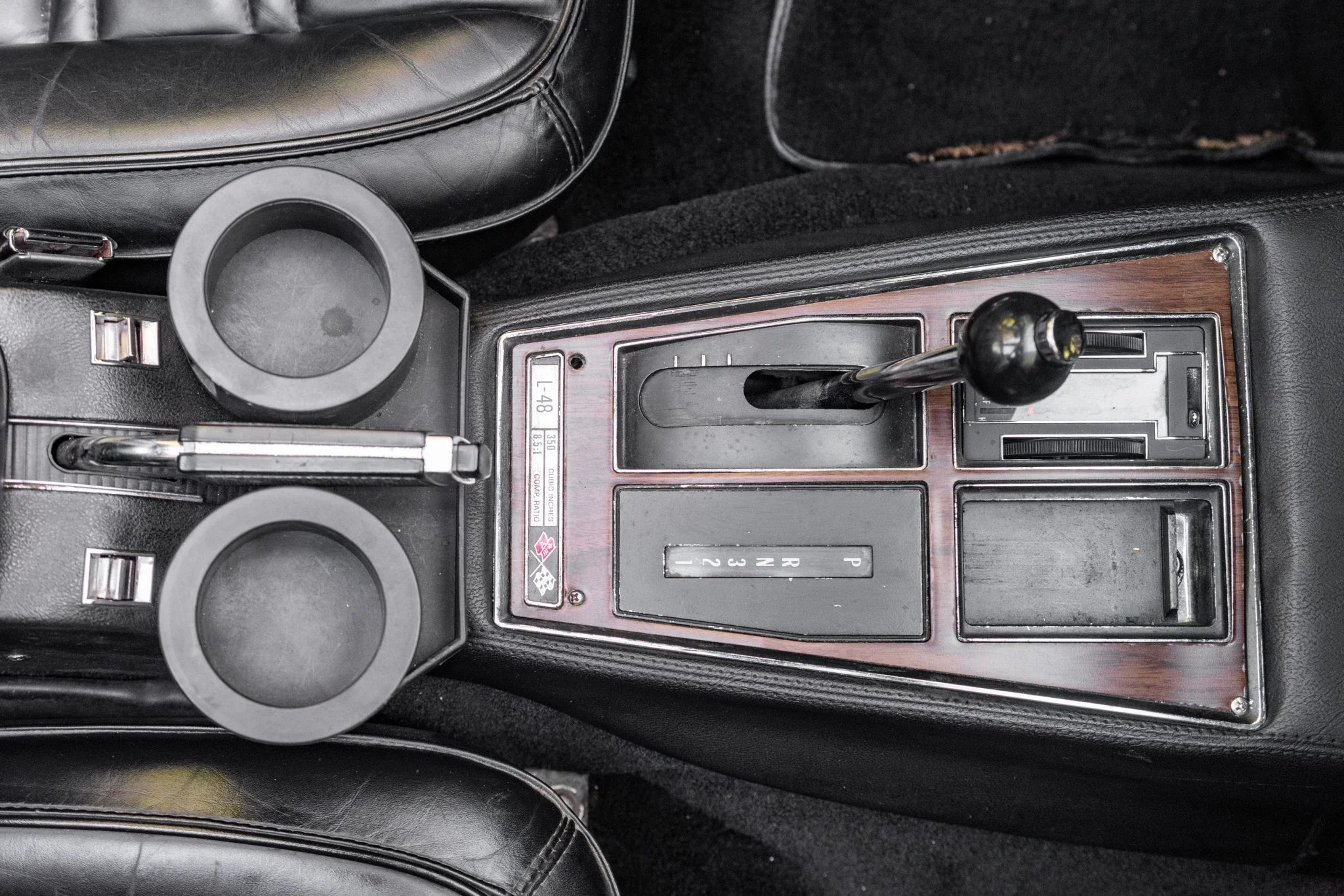 Chevrolet-Corvette-stingray-1976-White-Black-6