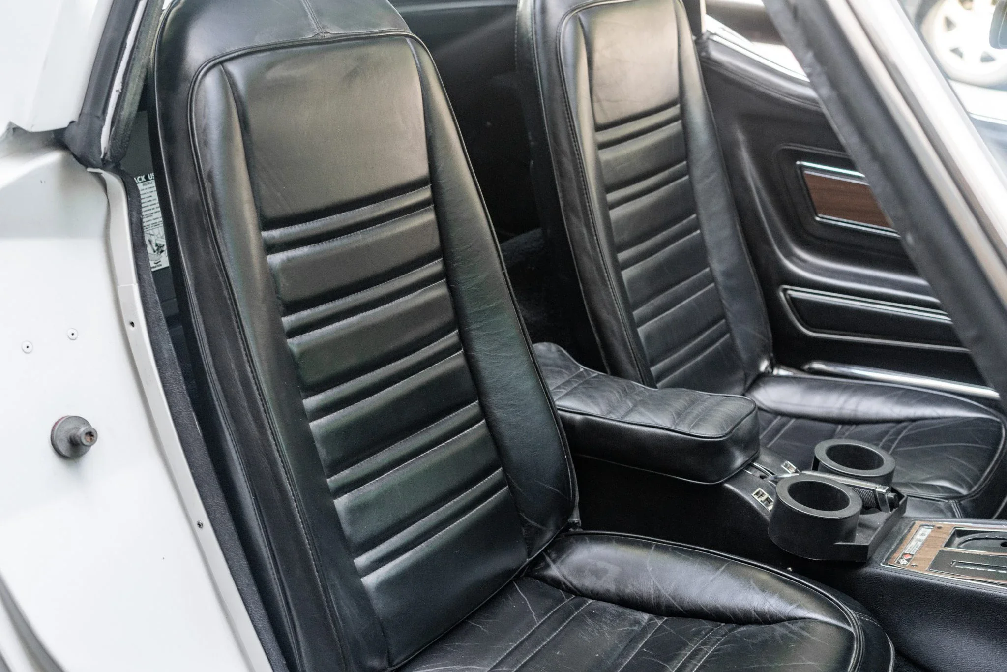 Chevrolet-Corvette-stingray-1976-White-Black-9