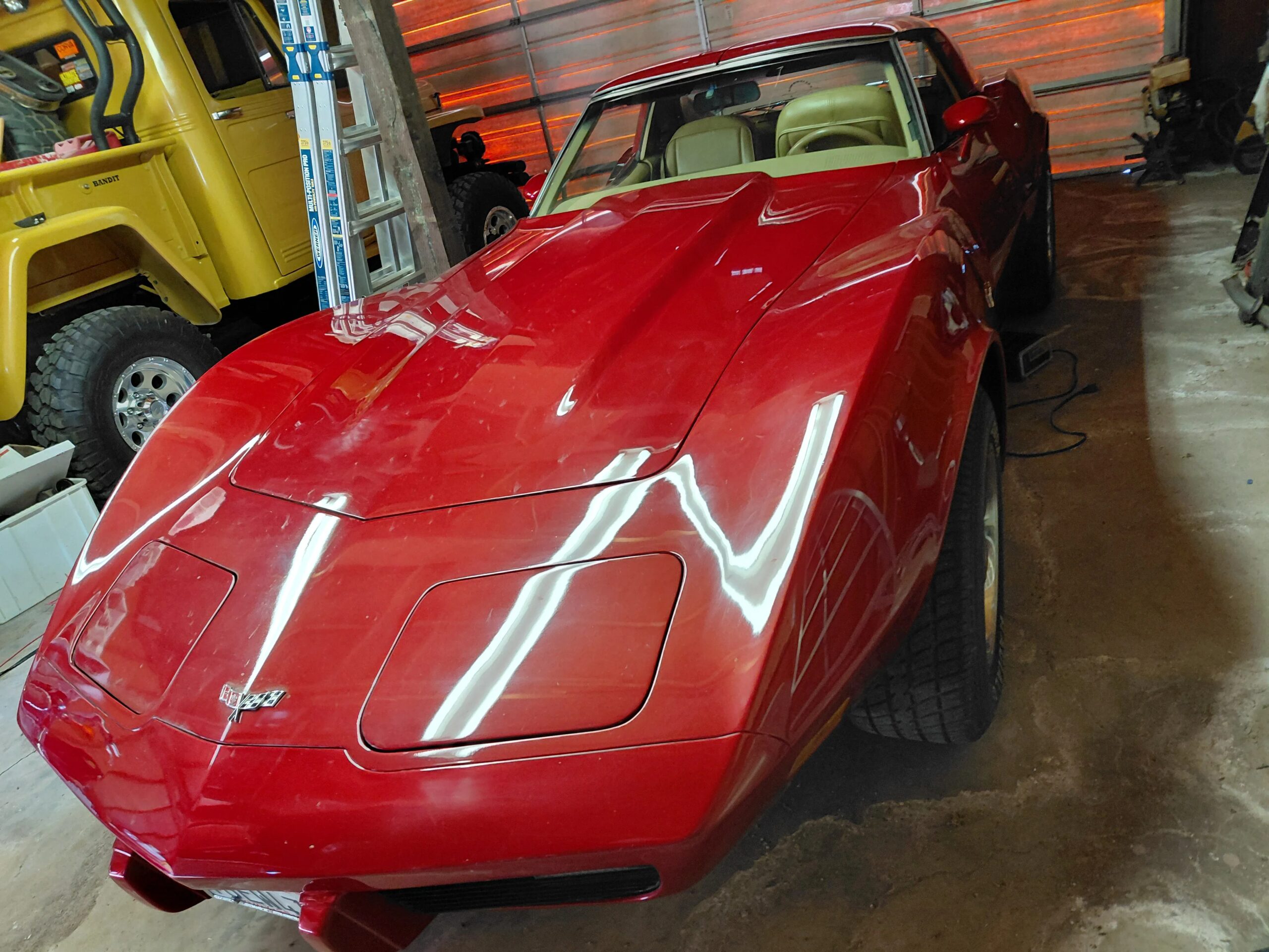 Chevrolet-Corvette-stingray-1977-Red-Tan-1