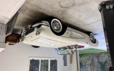 Chevrolet-Corvette-stingray-convertible-1961-White-Red-1