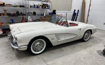 Chevrolet-Corvette-stingray-convertible-1961-White-Red-2