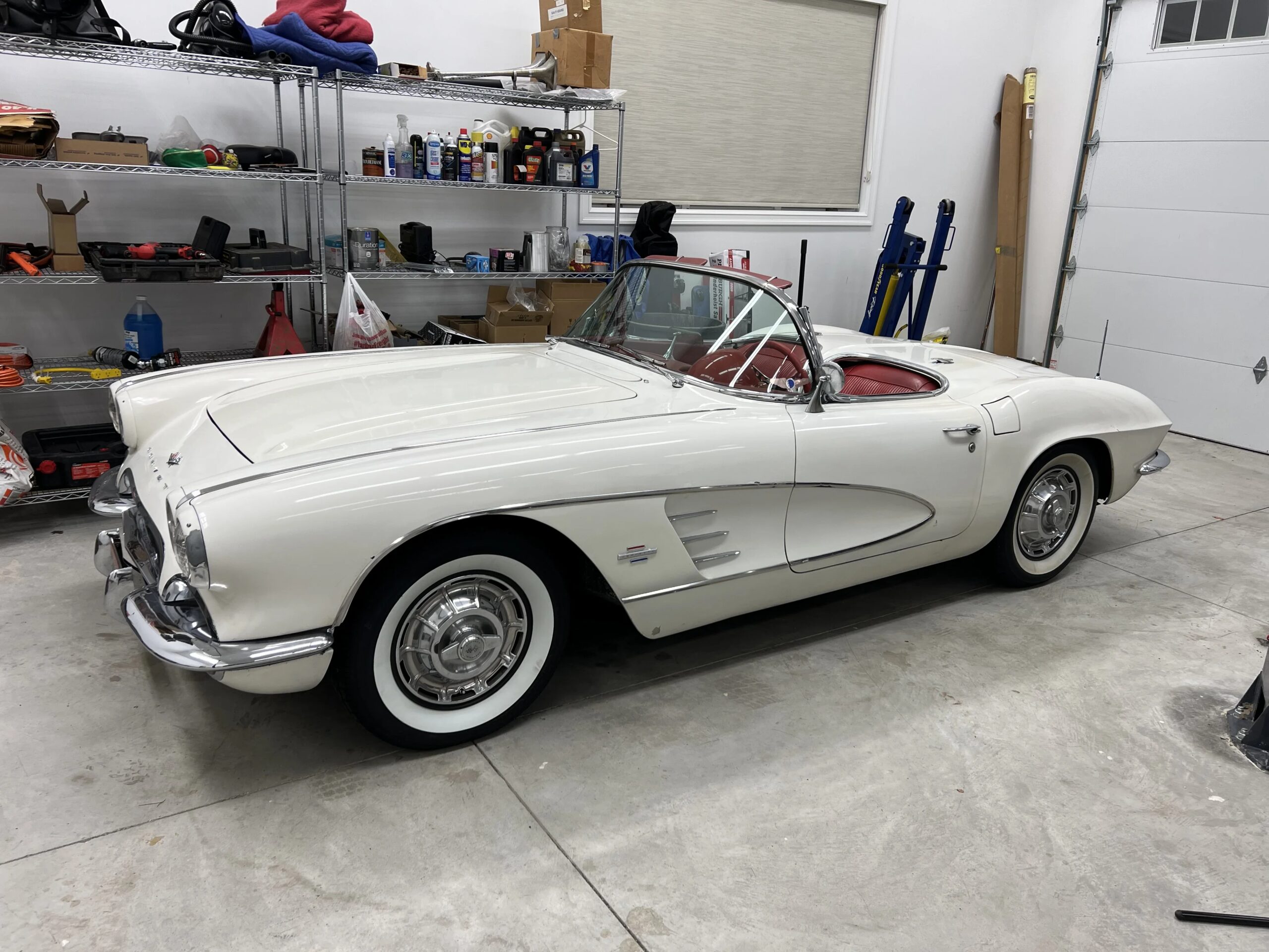 Chevrolet-Corvette-stingray-convertible-1961-White-Red-2