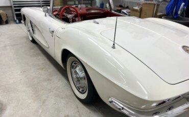 Chevrolet-Corvette-stingray-convertible-1961-White-Red-3