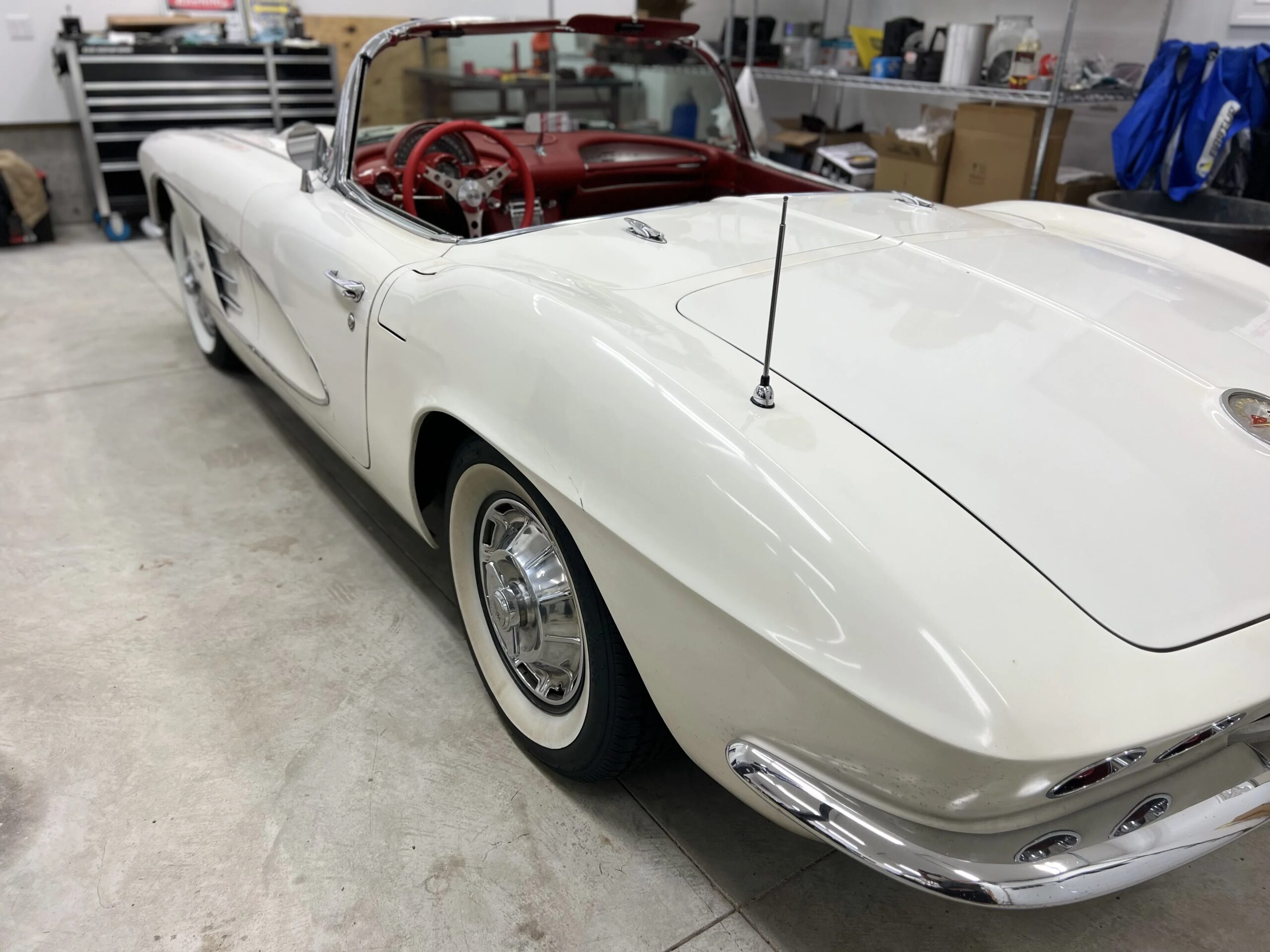 Chevrolet-Corvette-stingray-convertible-1961-White-Red-3
