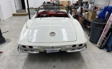 Chevrolet-Corvette-stingray-convertible-1961-White-Red-4