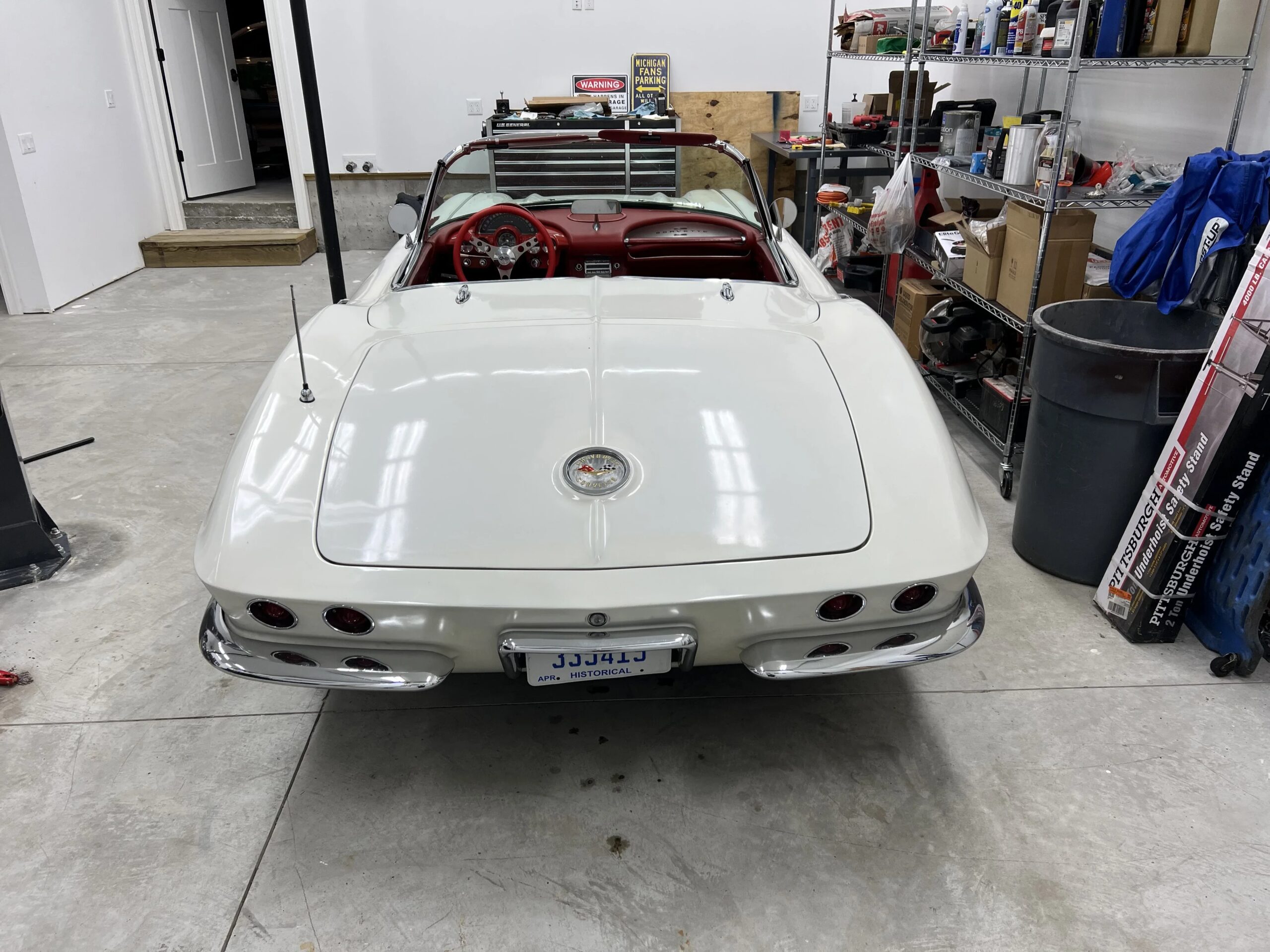 Chevrolet-Corvette-stingray-convertible-1961-White-Red-4