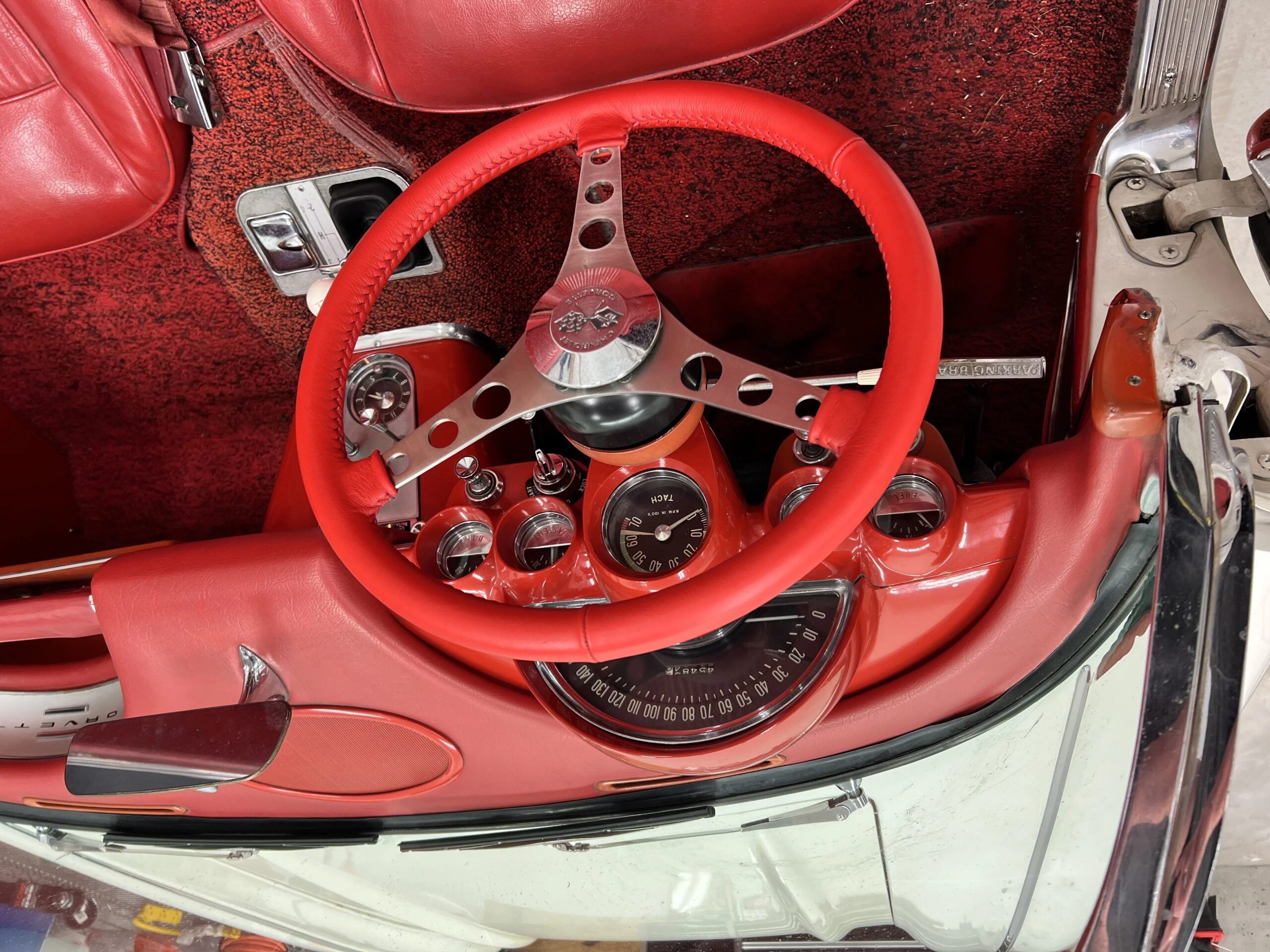 Chevrolet-Corvette-stingray-convertible-1961-White-Red-7