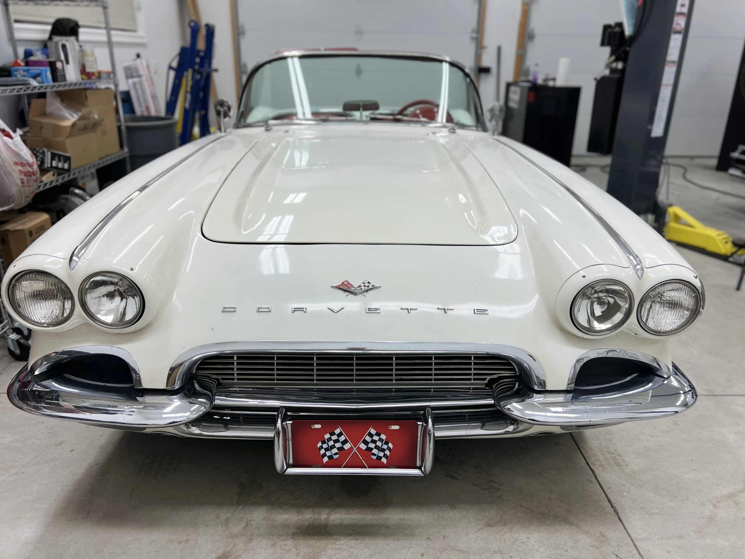 Chevrolet-Corvette-stingray-convertible-1961-White-Red