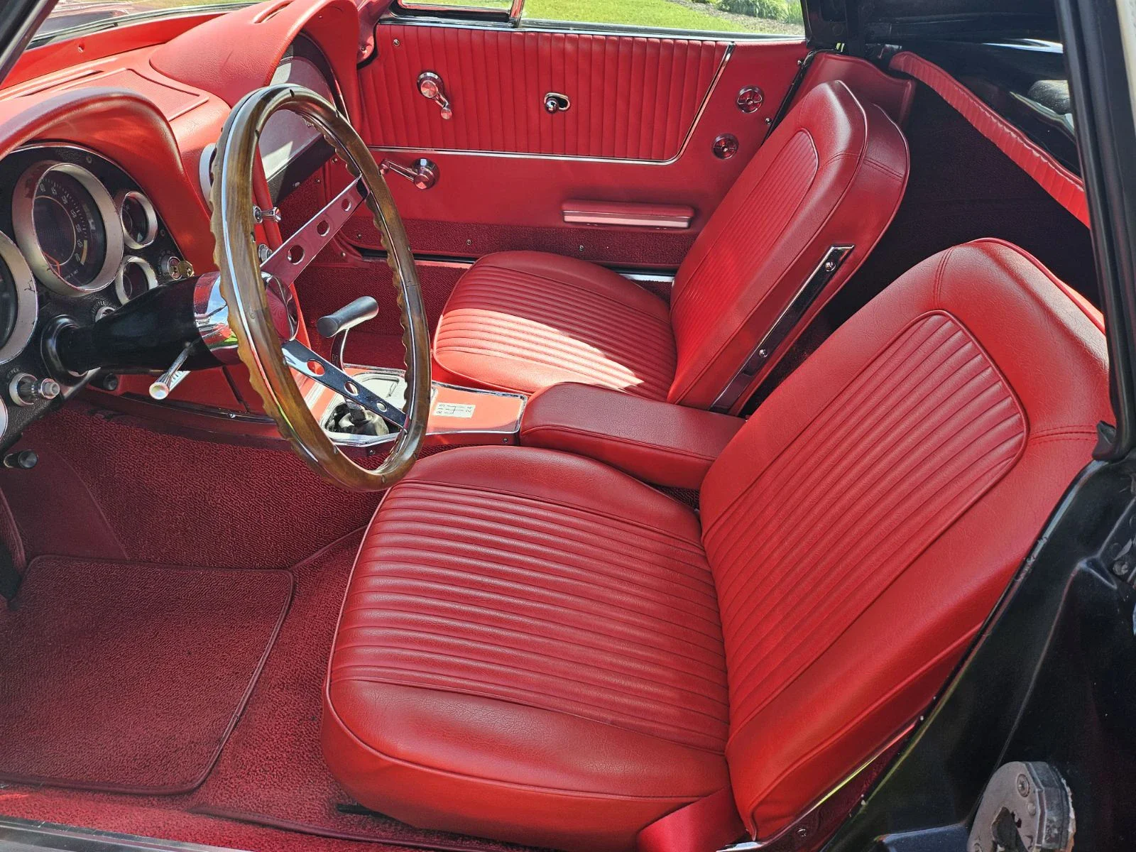 Chevrolet-Corvette-stingray-convertible-1964-Black-Red-10