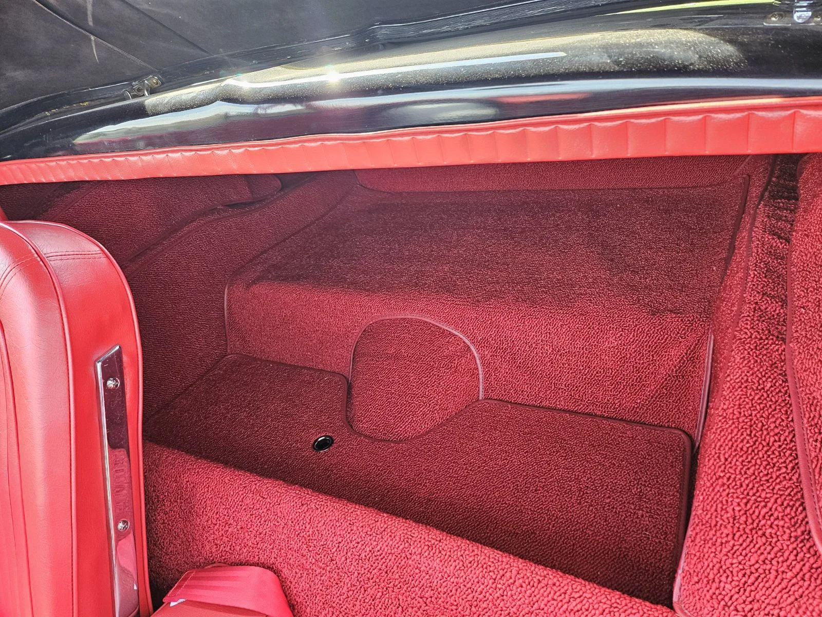 Chevrolet-Corvette-stingray-convertible-1964-Black-Red-11