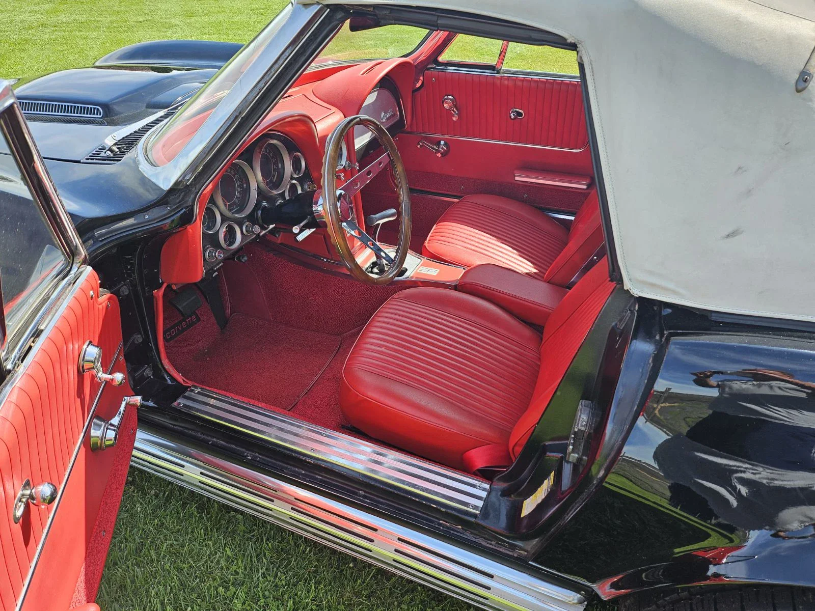 Chevrolet-Corvette-stingray-convertible-1964-Black-Red-13