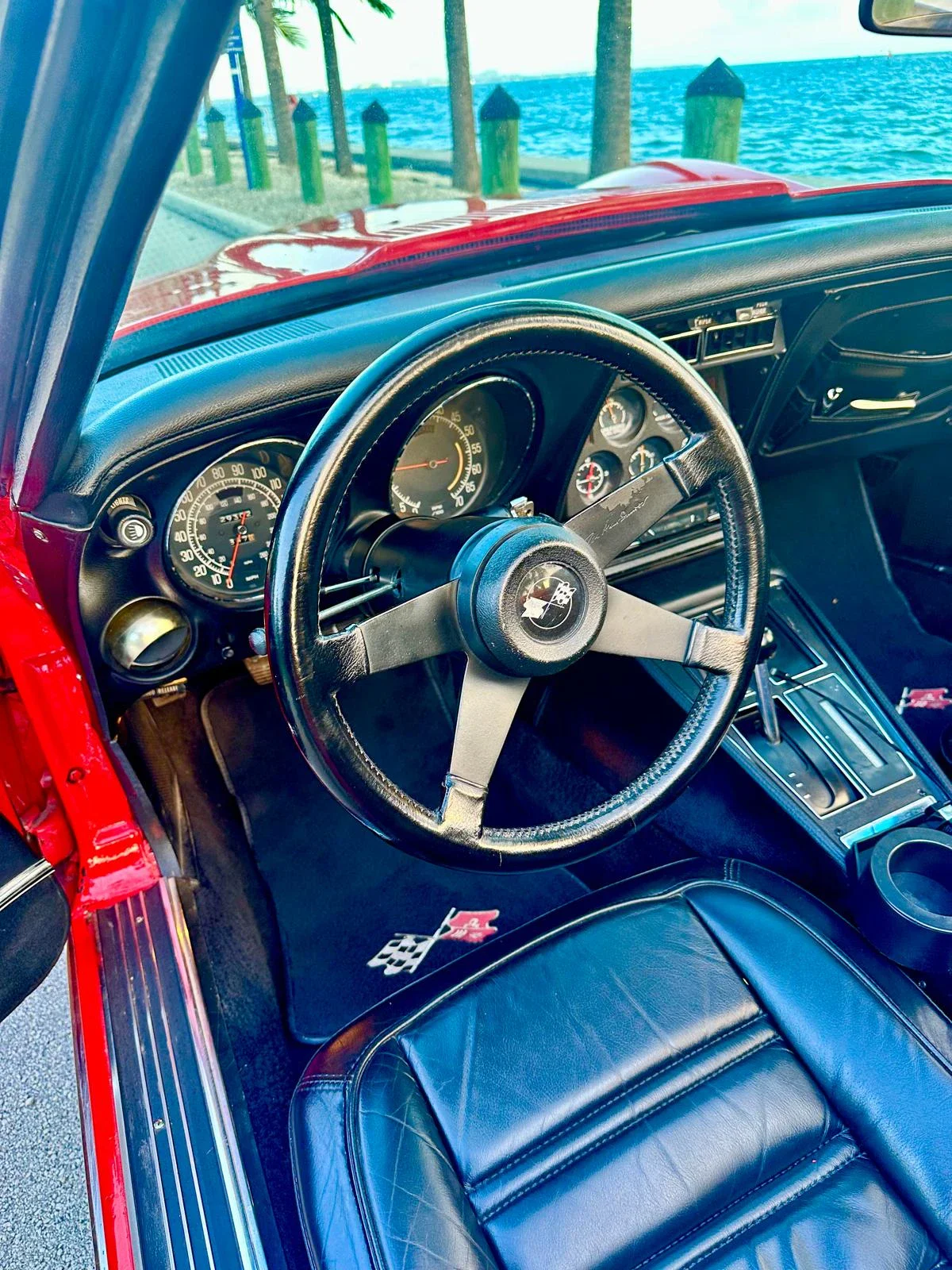 Chevrolet-Corvette-stingray-convertible-1975-Red-Black-18