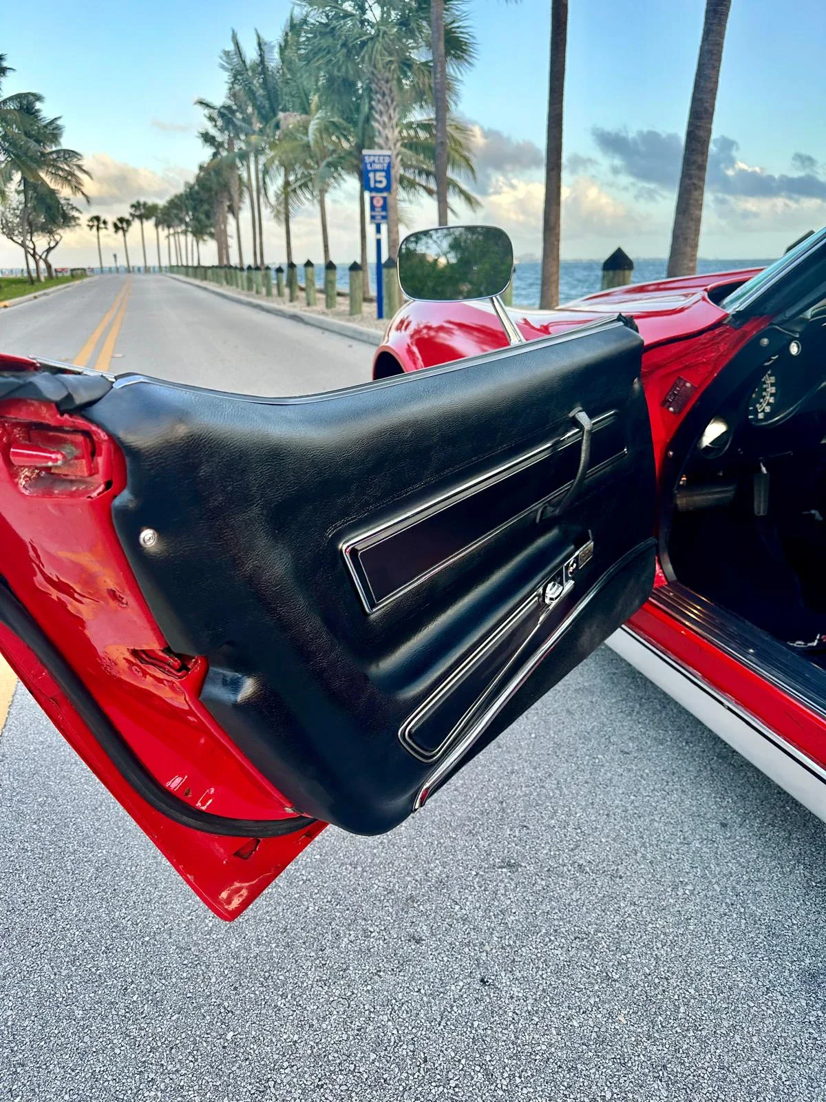 Chevrolet-Corvette-stingray-convertible-1975-Red-Black-23
