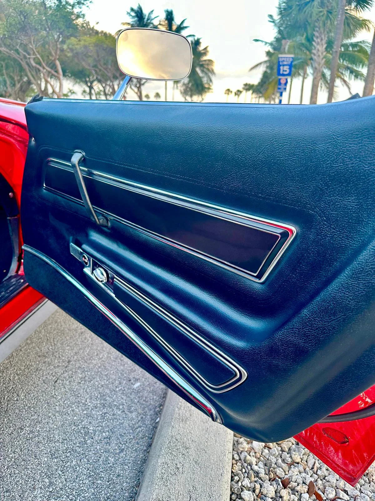 Chevrolet-Corvette-stingray-convertible-1975-Red-Black-24