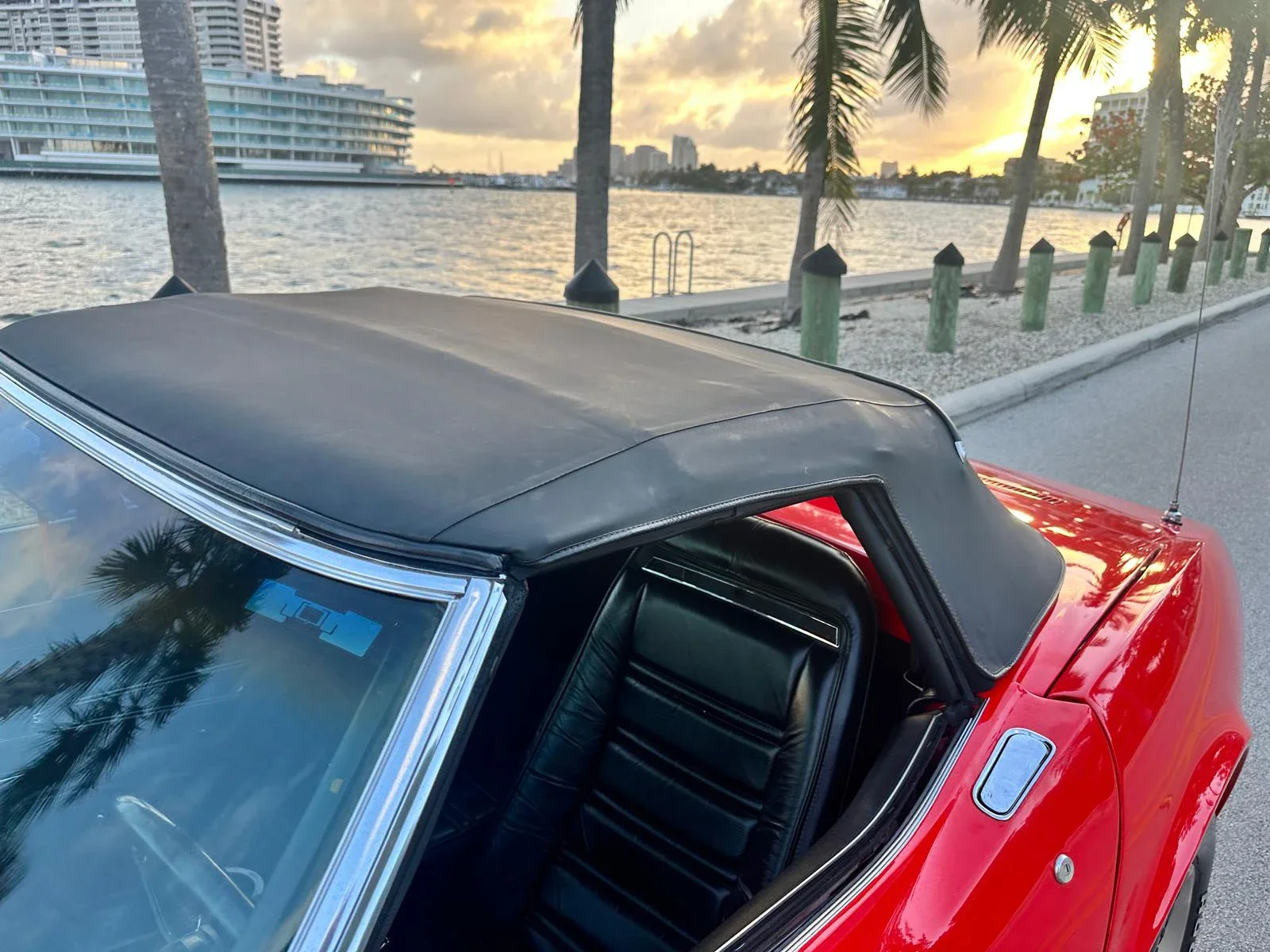Chevrolet-Corvette-stingray-convertible-1975-Red-Black-48
