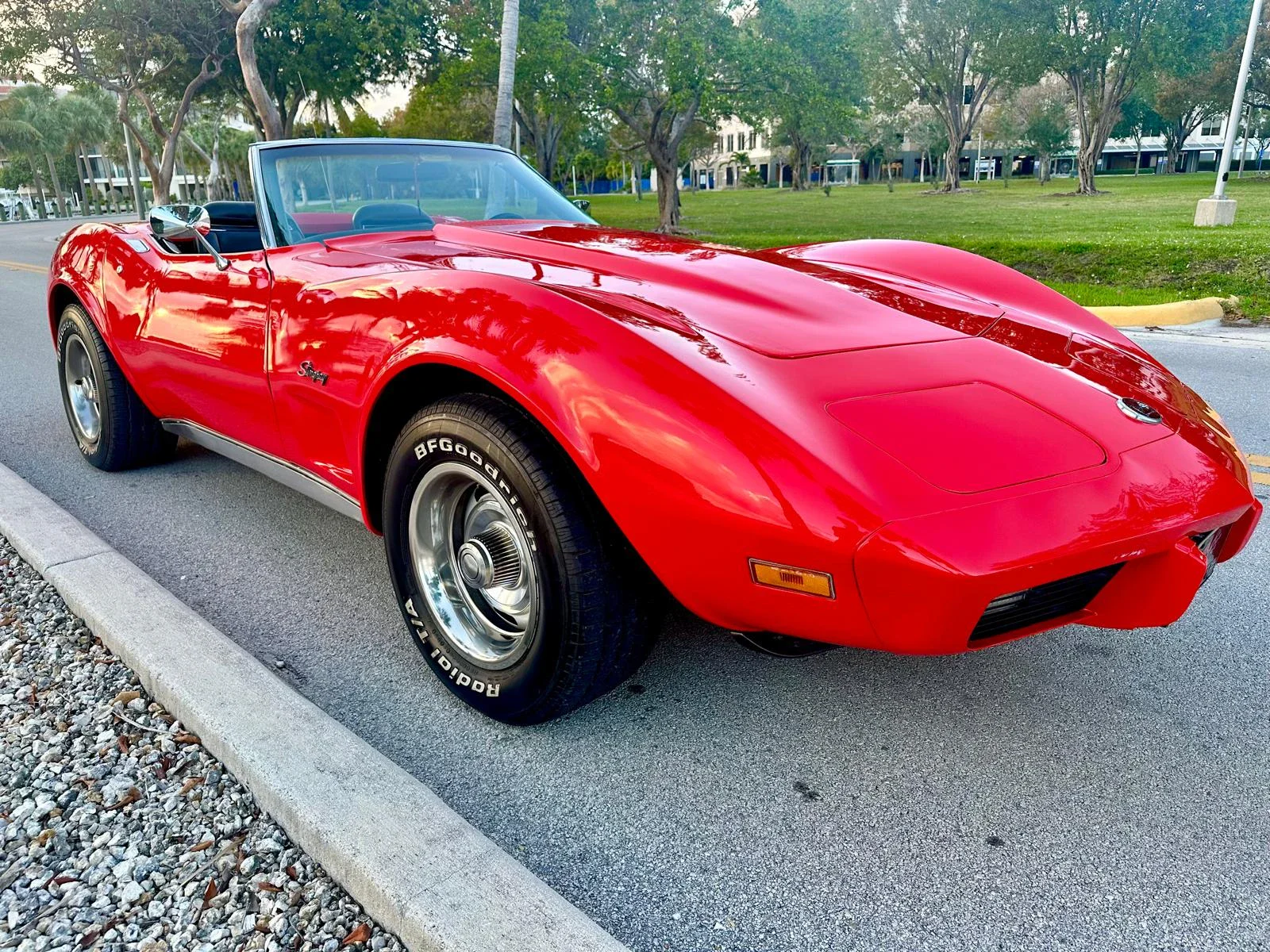 Chevrolet-Corvette-stingray-convertible-1975-Red-Black
