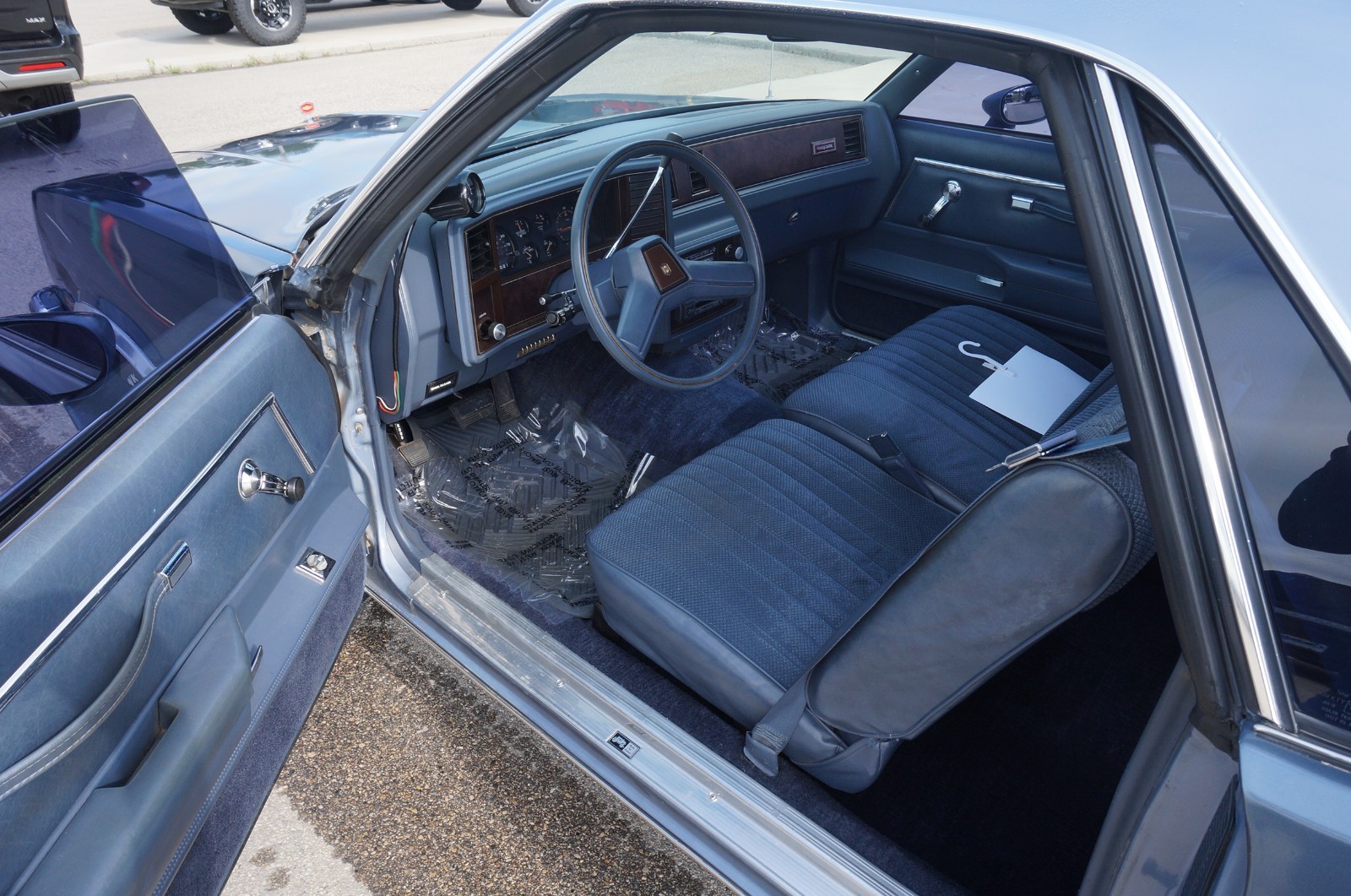 Chevrolet-El-Camino-1983-Standard-Cab-Pickup-11