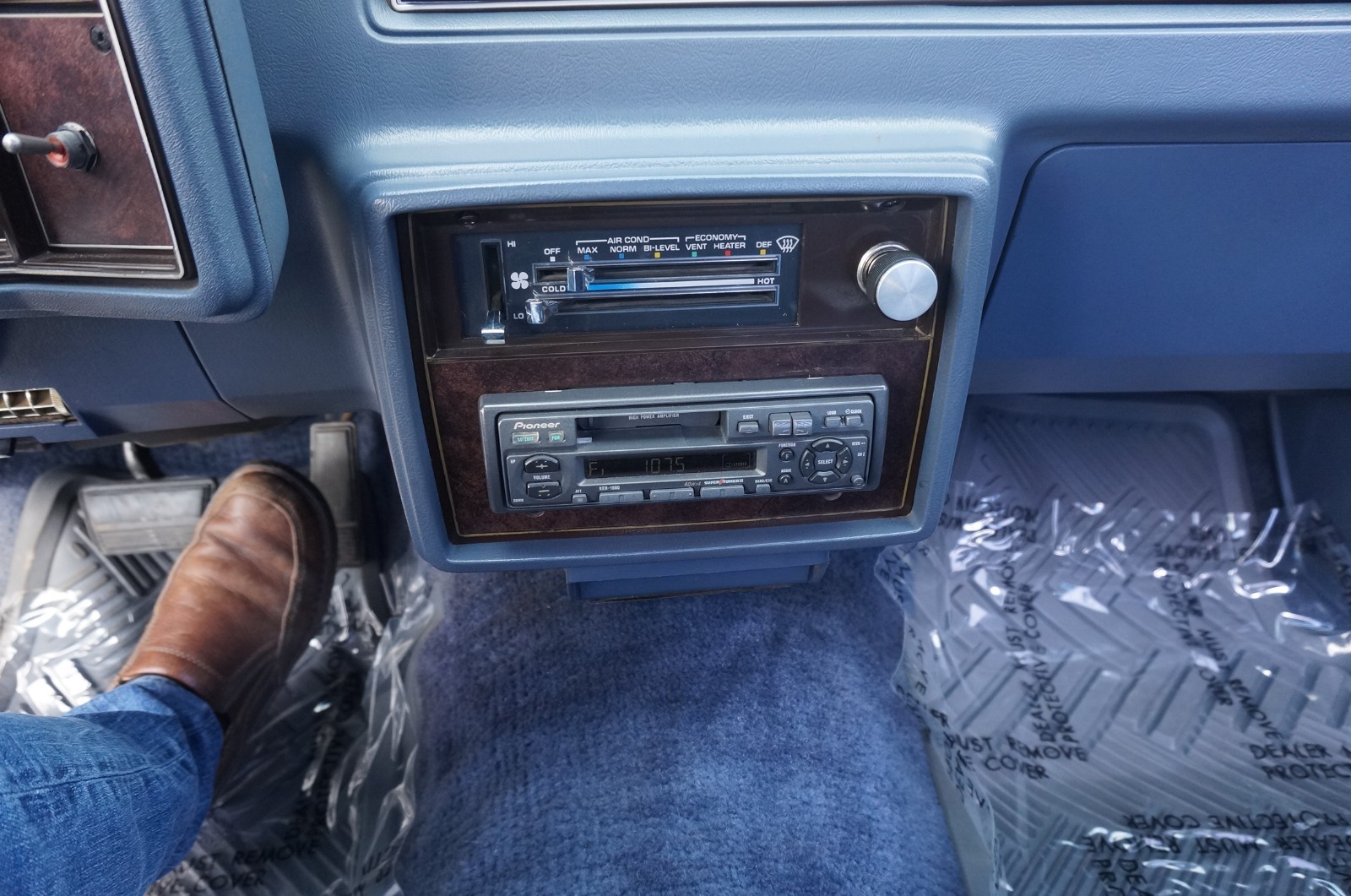 Chevrolet-El-Camino-1983-Standard-Cab-Pickup-13