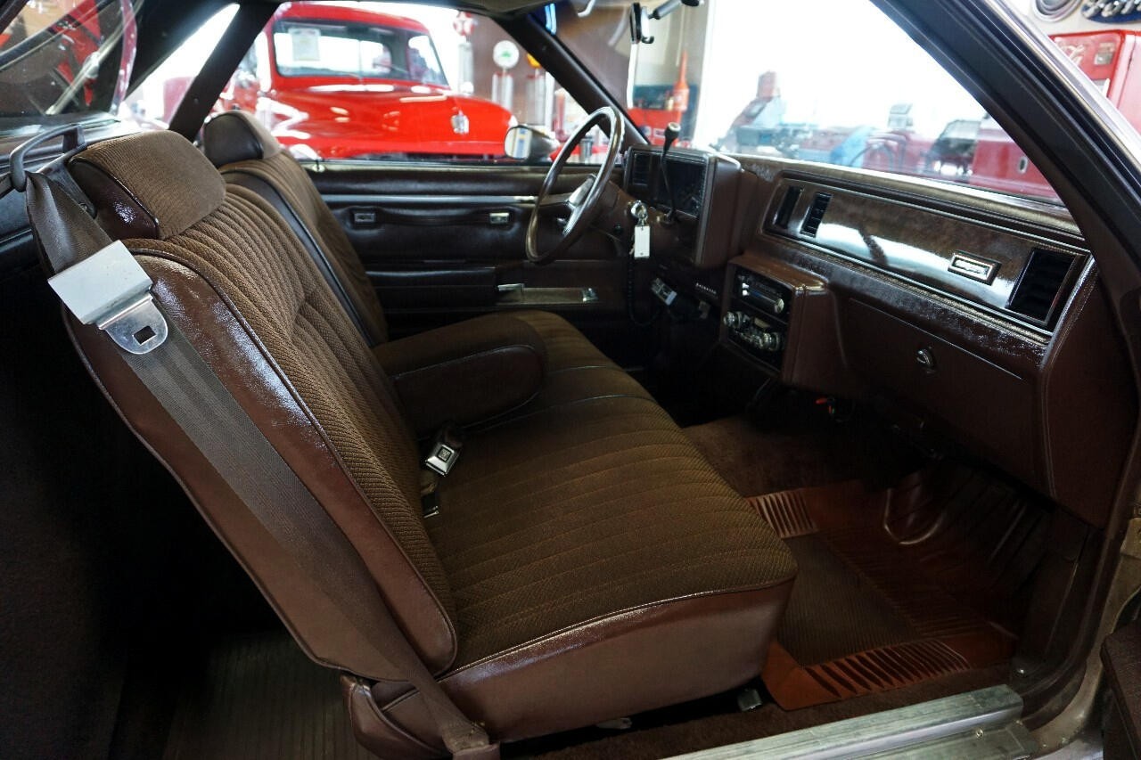 Chevrolet-El-Camino-1984-Classic-Car-23