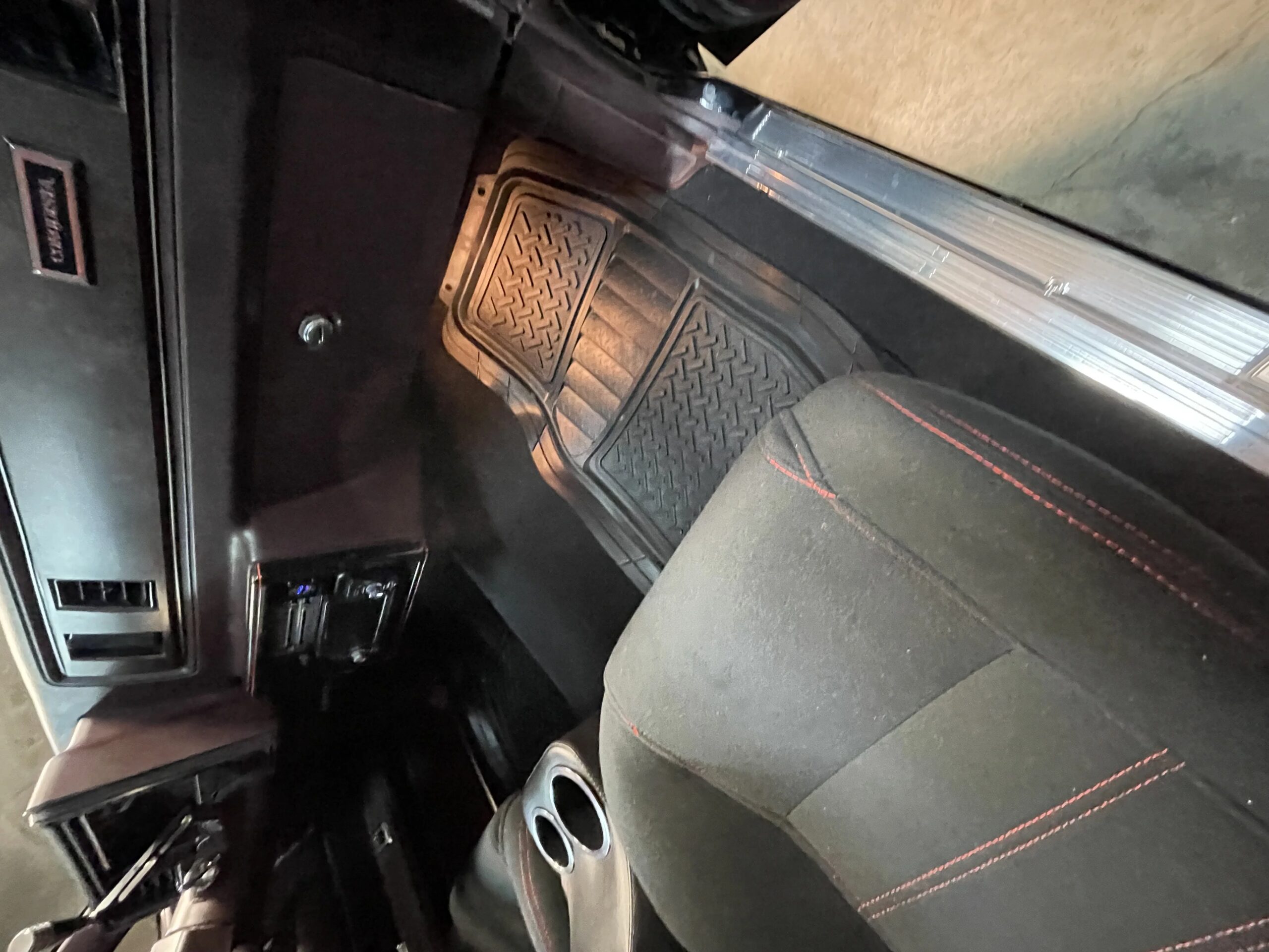 Chevrolet-El-camino-v8-1985-Black-Burgundy-14