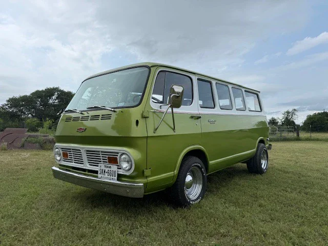Chevrolet-G10-sportvan-1967-Green-Gray-3