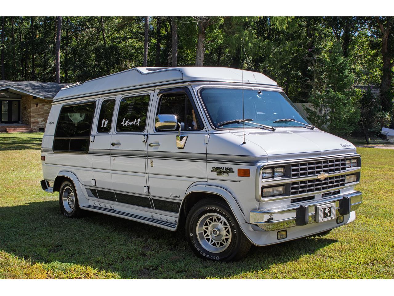 Chevrolet-G20-van-quotmystery-machinequot-tribute-1995-White-BlackBlueBrown-1