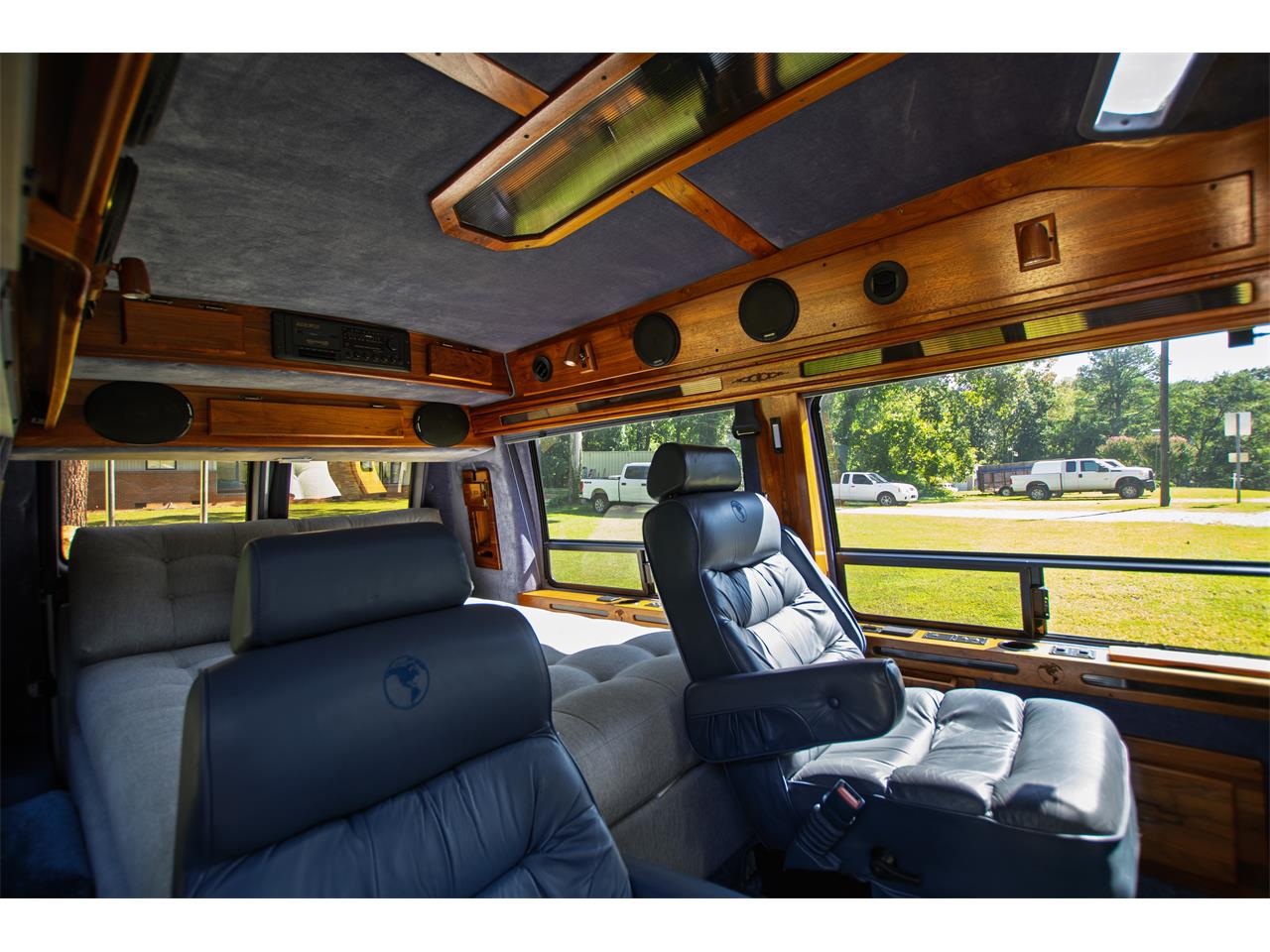 Chevrolet-G20-van-quotmystery-machinequot-tribute-1995-White-BlackBlueBrown-34